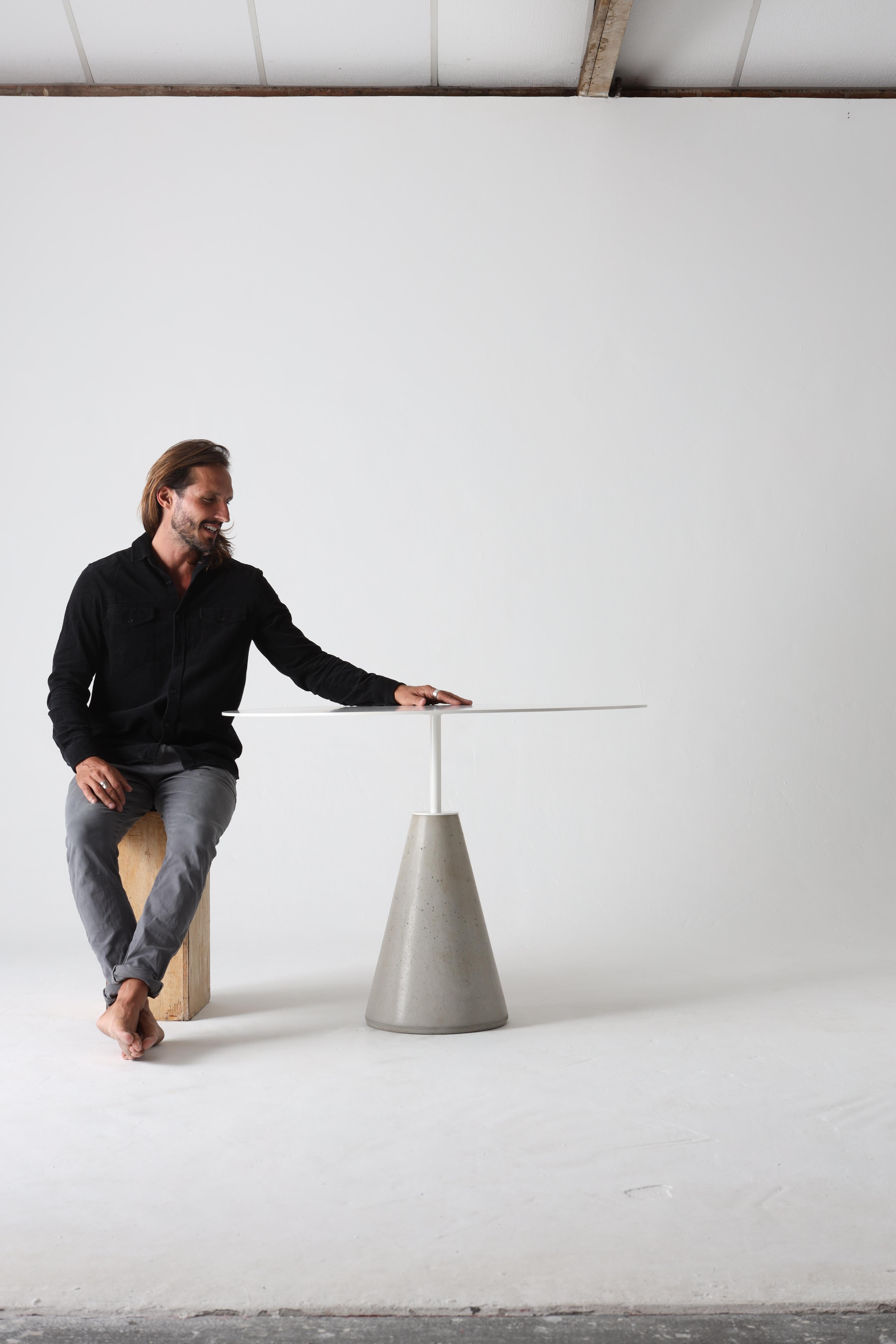 UM dining table in black steel and concrete For Sale 2