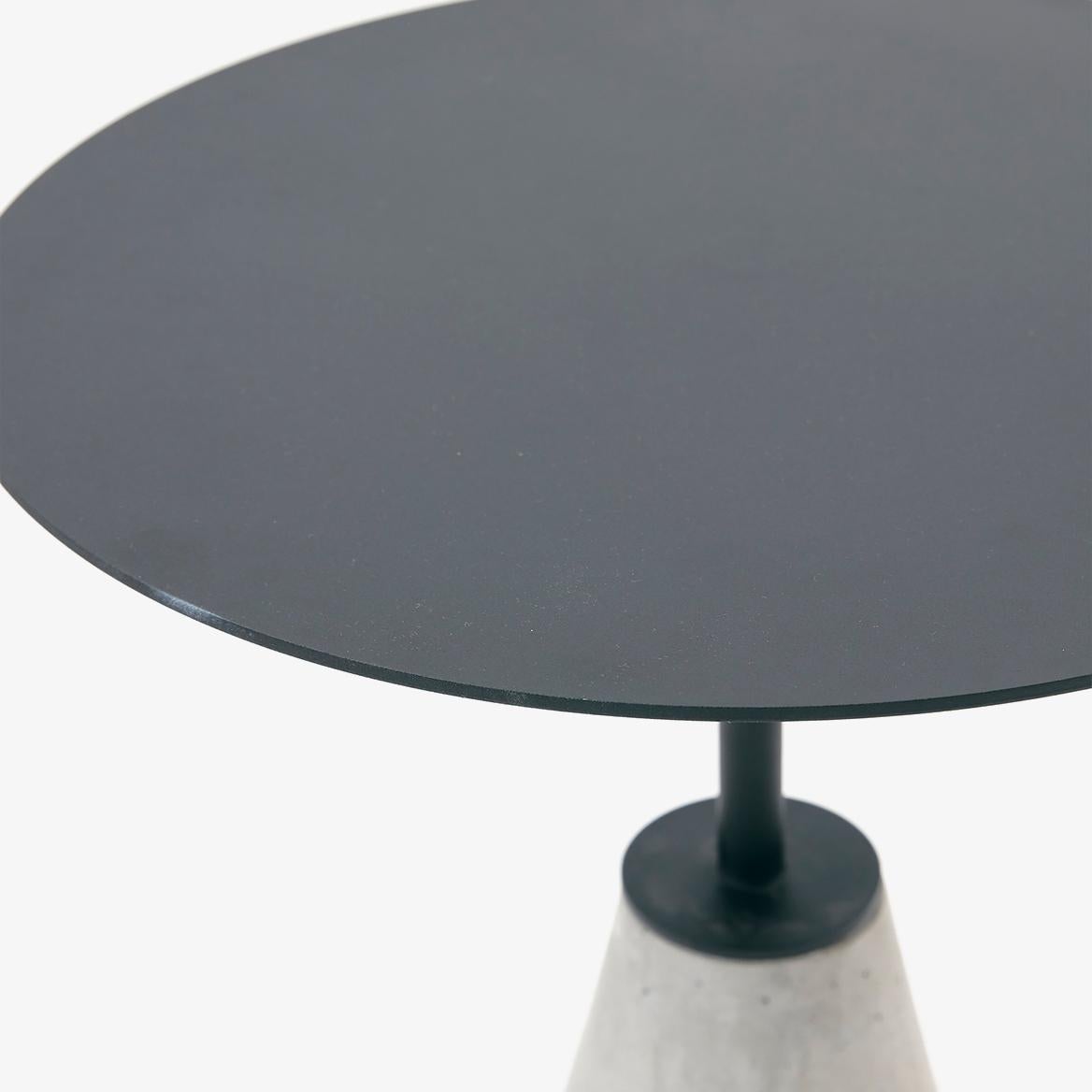 table avec base en béton et plateau en acier au carbone avec peinture électrostatique à microtexture blanc mat