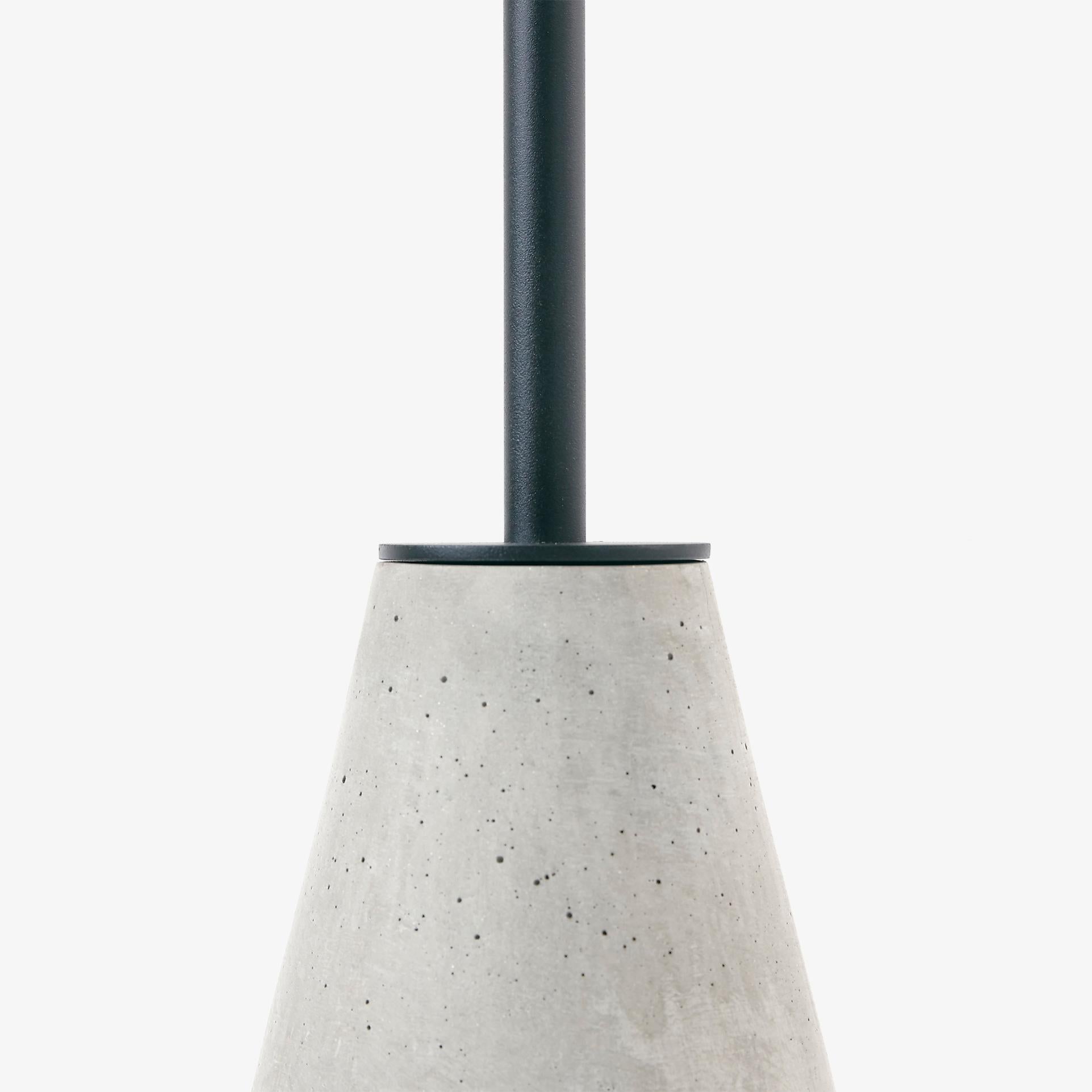 Brésilien Table d'appoint UM en acier noir et béton, Minimaliste et Contemporaine en vente