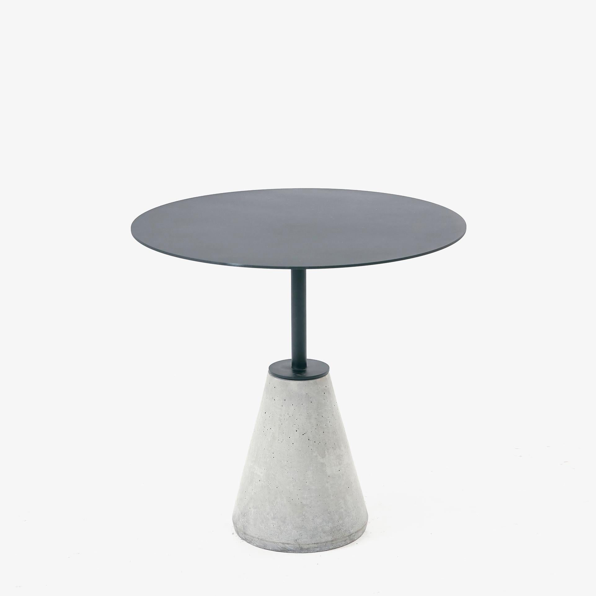 Table d'appoint UM en acier noir et béton, Minimaliste et Contemporaine Neuf - En vente à Rio De Janeiro, BR