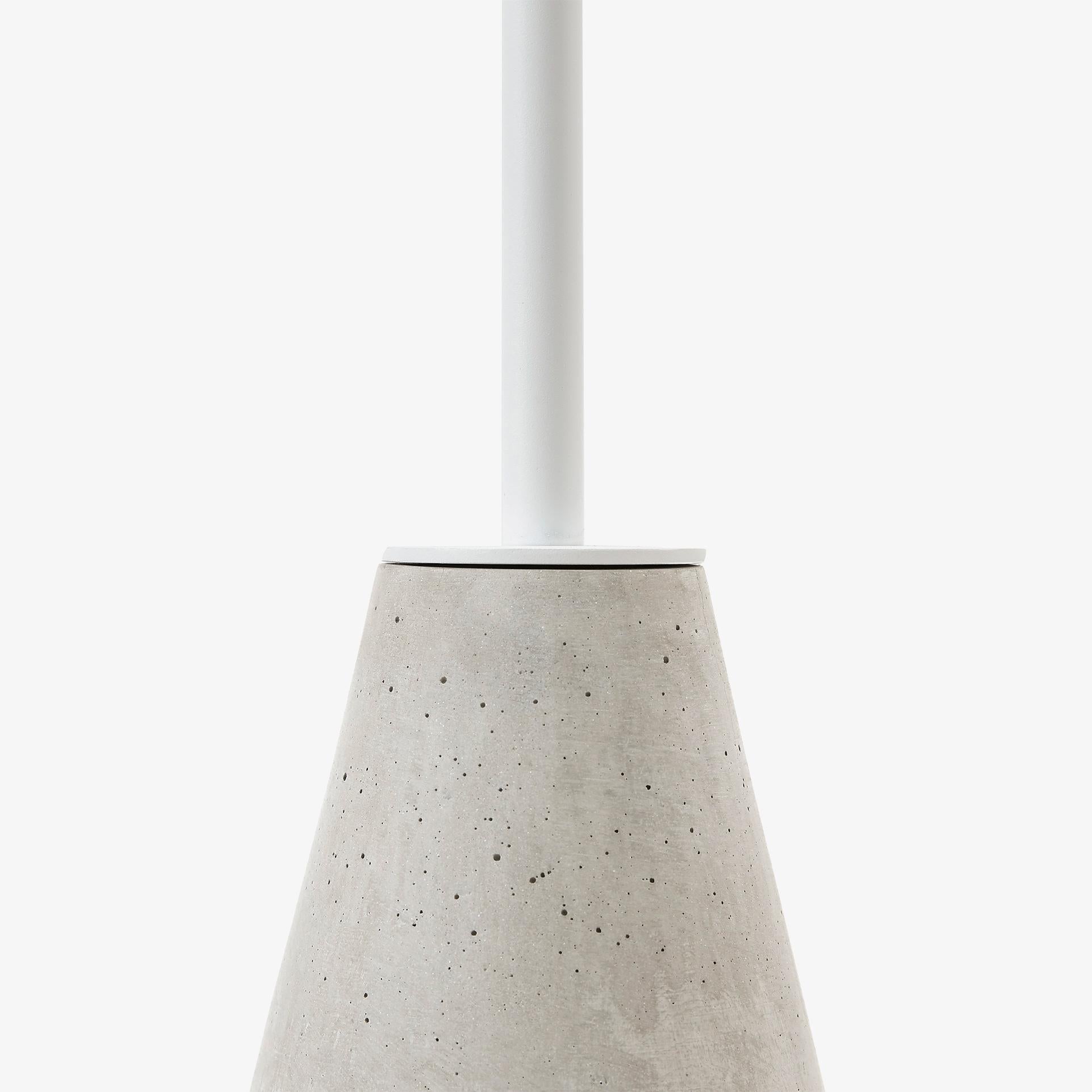 table avec base en béton et plateau en acier au carbone avec peinture électrostatique à microtexture blanc mat