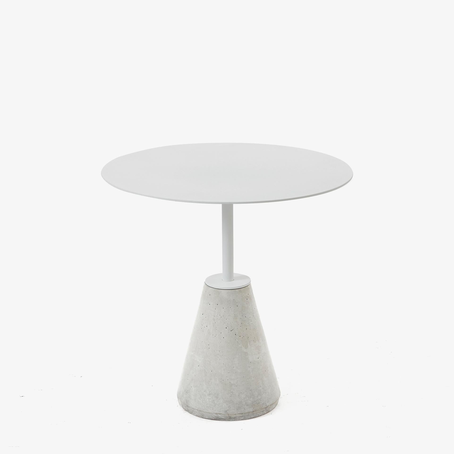 Brésilien Table d'appoint minimaliste et Contemporary Steele en acier blanc et béton. en vente