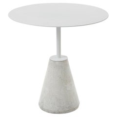 Minimalistischer und zeitgenössischer UM-Beistelltisch aus weißem Stahl und Beton