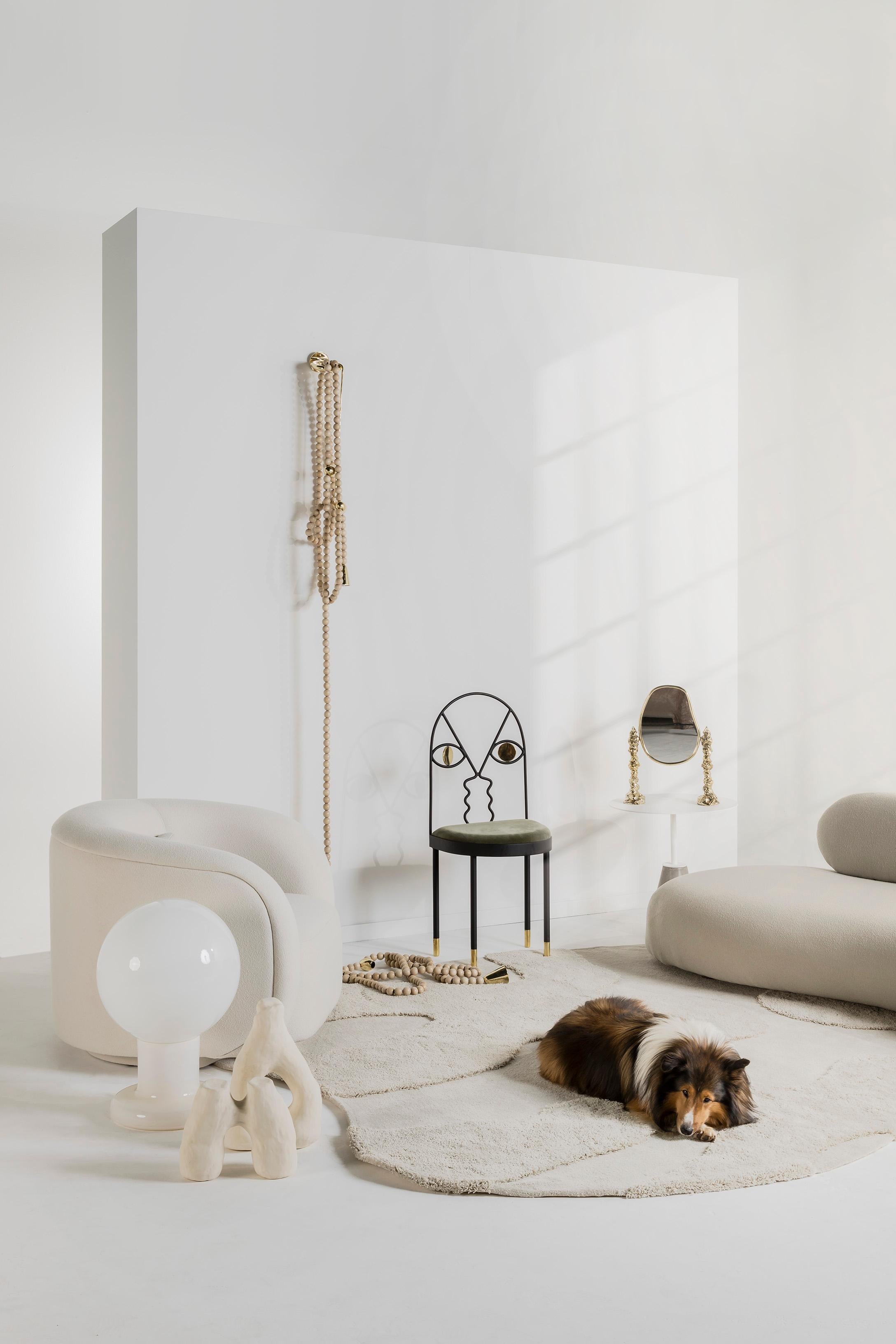 Acier Table d'appoint UM en acier noir et béton, Minimaliste et Contemporaine en vente