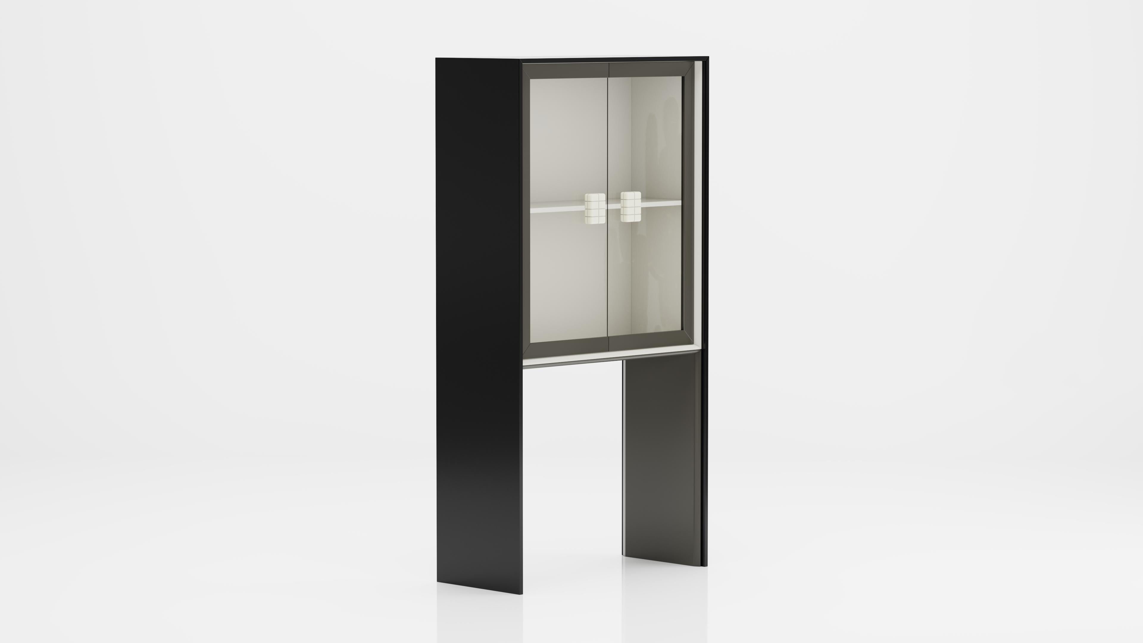 L'armoire Uma n'est pas seulement un produit polyvalent qui peut être utilisé dans différents espaces et fonctions, mais aussi un produit efficace grâce à sa capacité de stockage spacieuse. Lorsque le cadre en forme de 