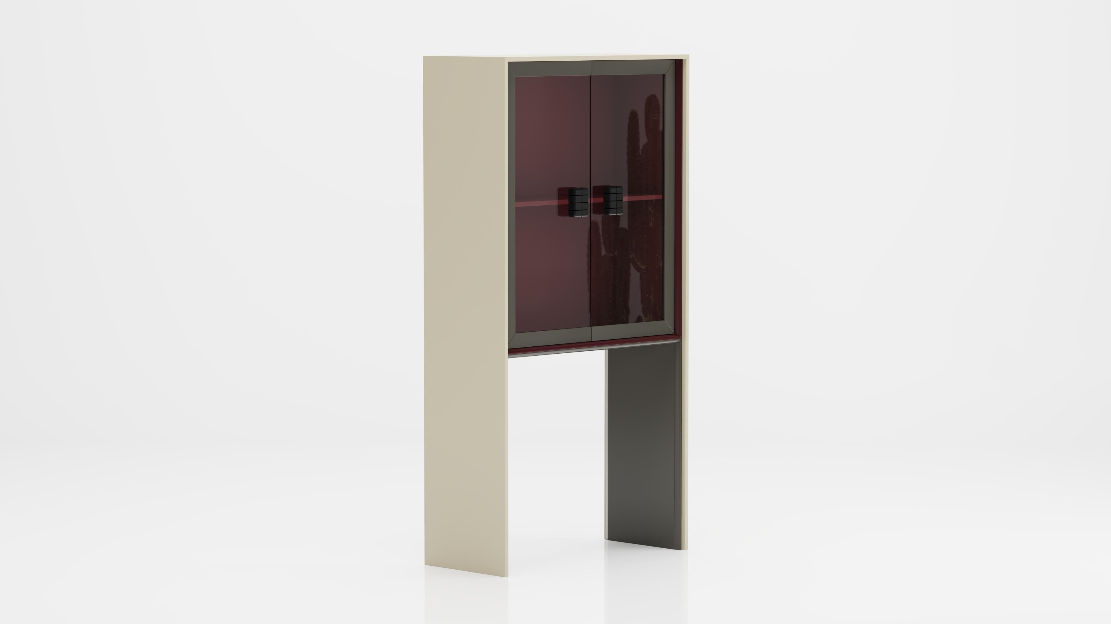 L'armoire Uma n'est pas seulement un produit polyvalent qui peut être utilisé dans différents espaces et fonctions, mais aussi un produit efficace grâce à sa capacité de stockage spacieuse. Lorsque le cadre en forme de 