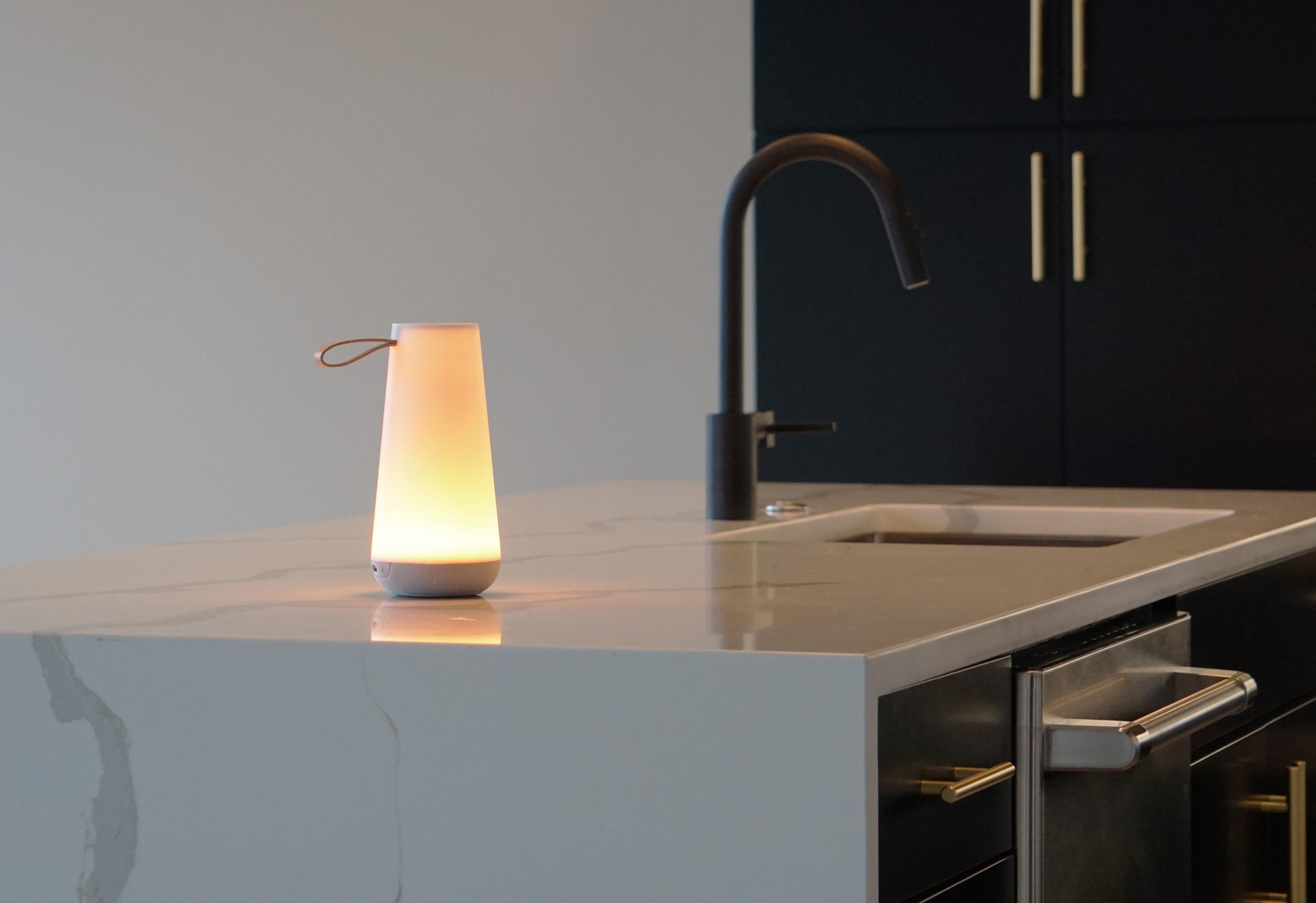 Uma Mini- Sound-Laterne in Weiß von Pablo Designs im Angebot 5