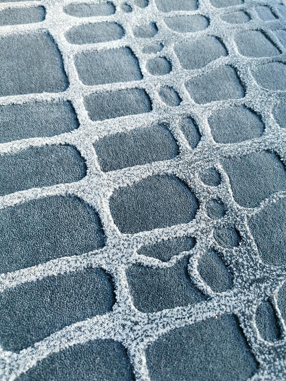 Tappeto Uma Silver di Volver Studio
Dimensioni: L 250 x L 350 cm.
Materiali: Lana e viscosa.

Disponibile in sette dimensioni: 90 x 240 cm, 140 x 200 cm, 170 x 240 cm, 200 x 300 cm, 250 x 350 cm, 300 x 400 cm e 350 x 450 cm. Disponibile anche in