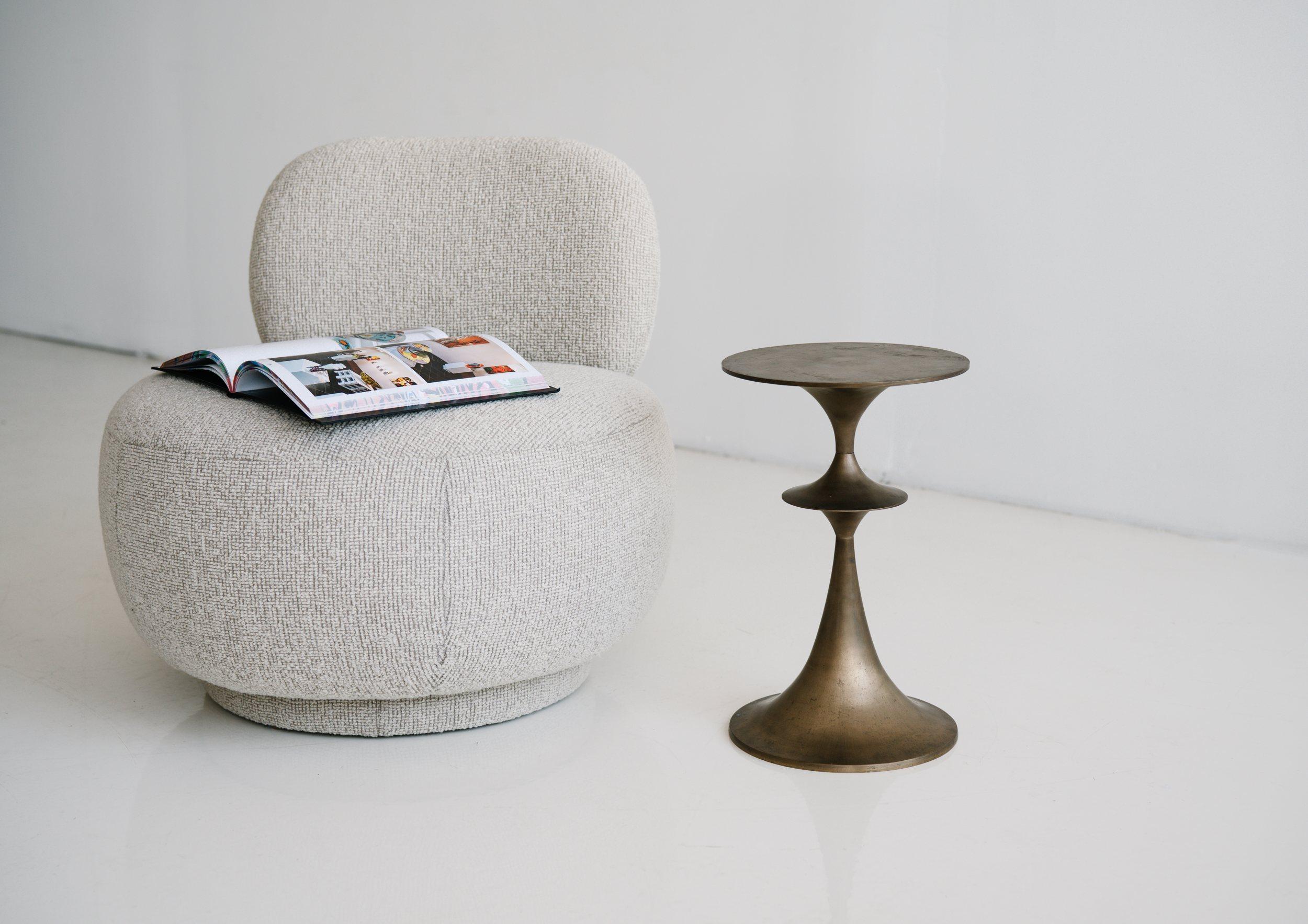 Table Umaid en laiton moulé (petite) en vente 4