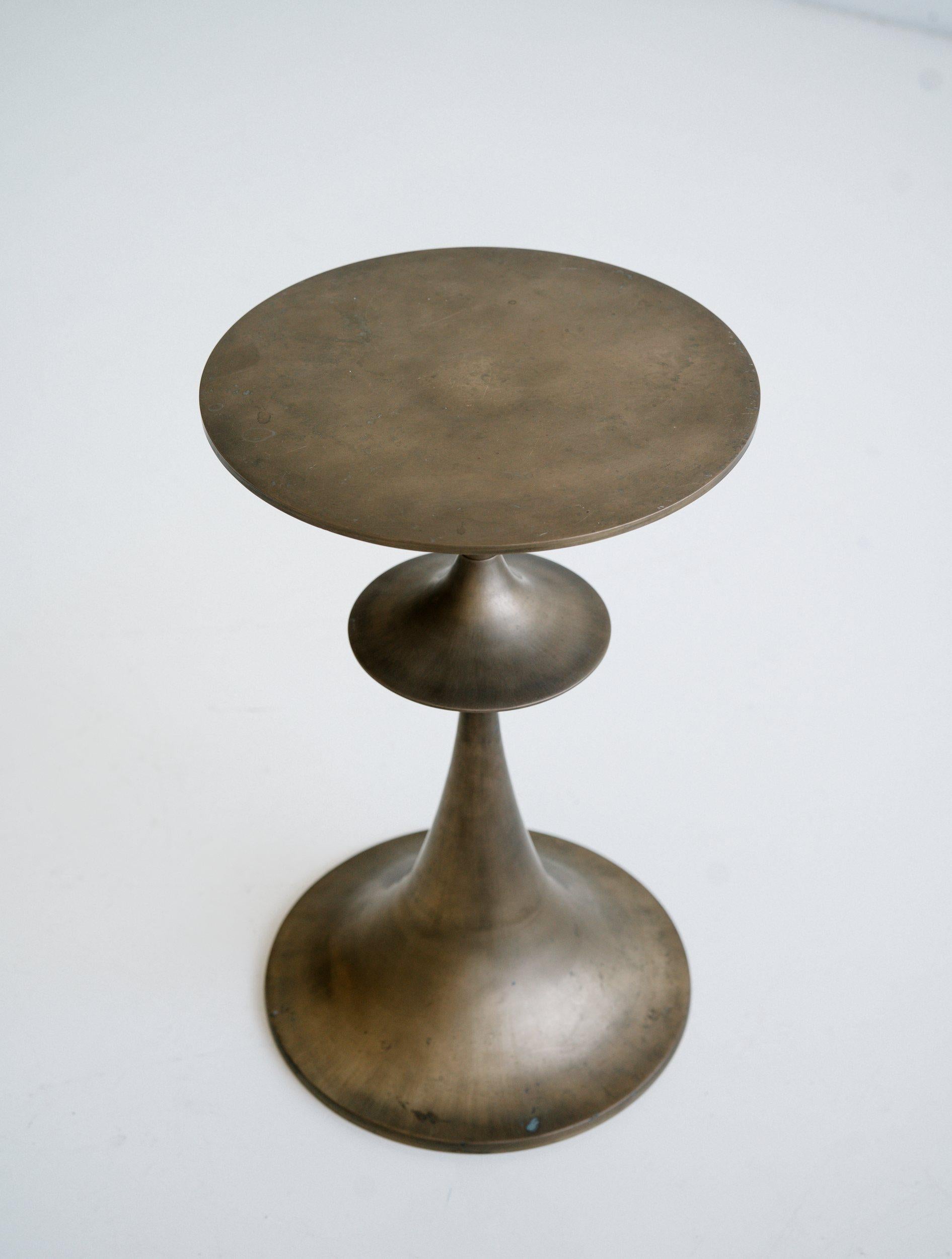Table Umaid en laiton moulé (petite) en vente 5