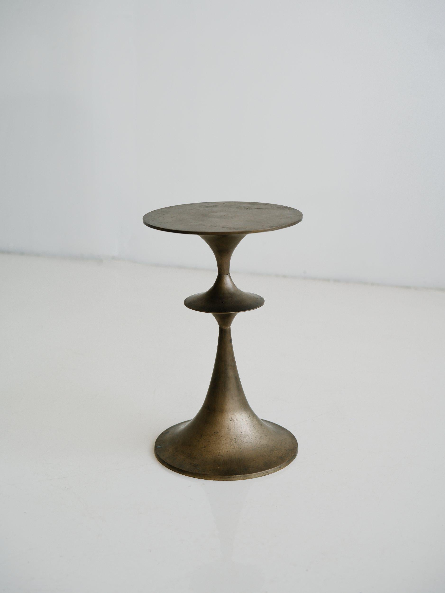 Table Umaid en laiton moulé (petite) en vente 2