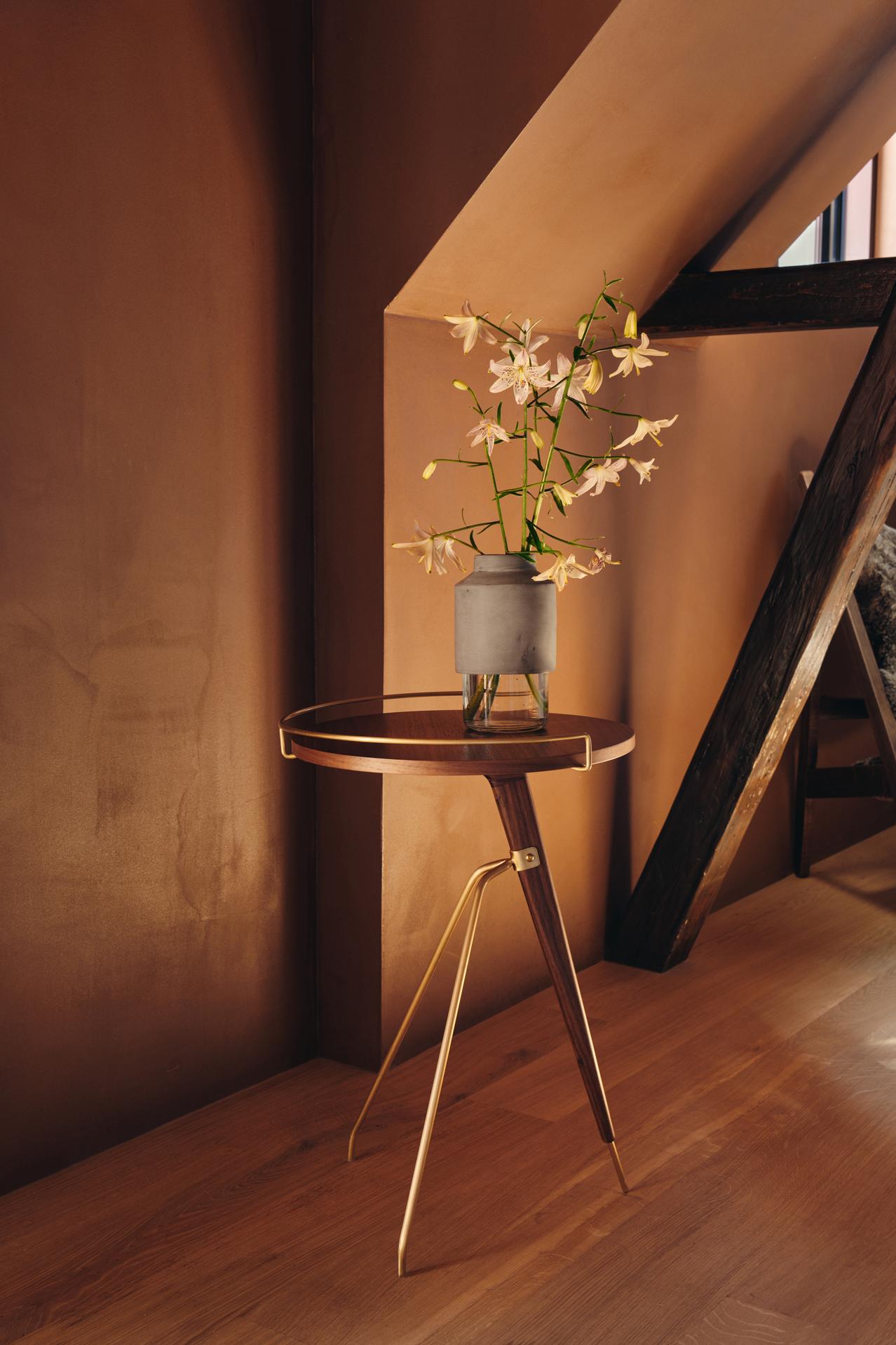 Scandinave moderne Table d'appoint Umanoff, H60 - Noyer massif / Laiton - par Arthur Umanoff pour Audo en vente