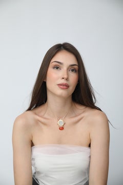 Collana di monete Ezzie della dinastia Omayyade con corniola in oro 18 carati di Ulia Jewelry