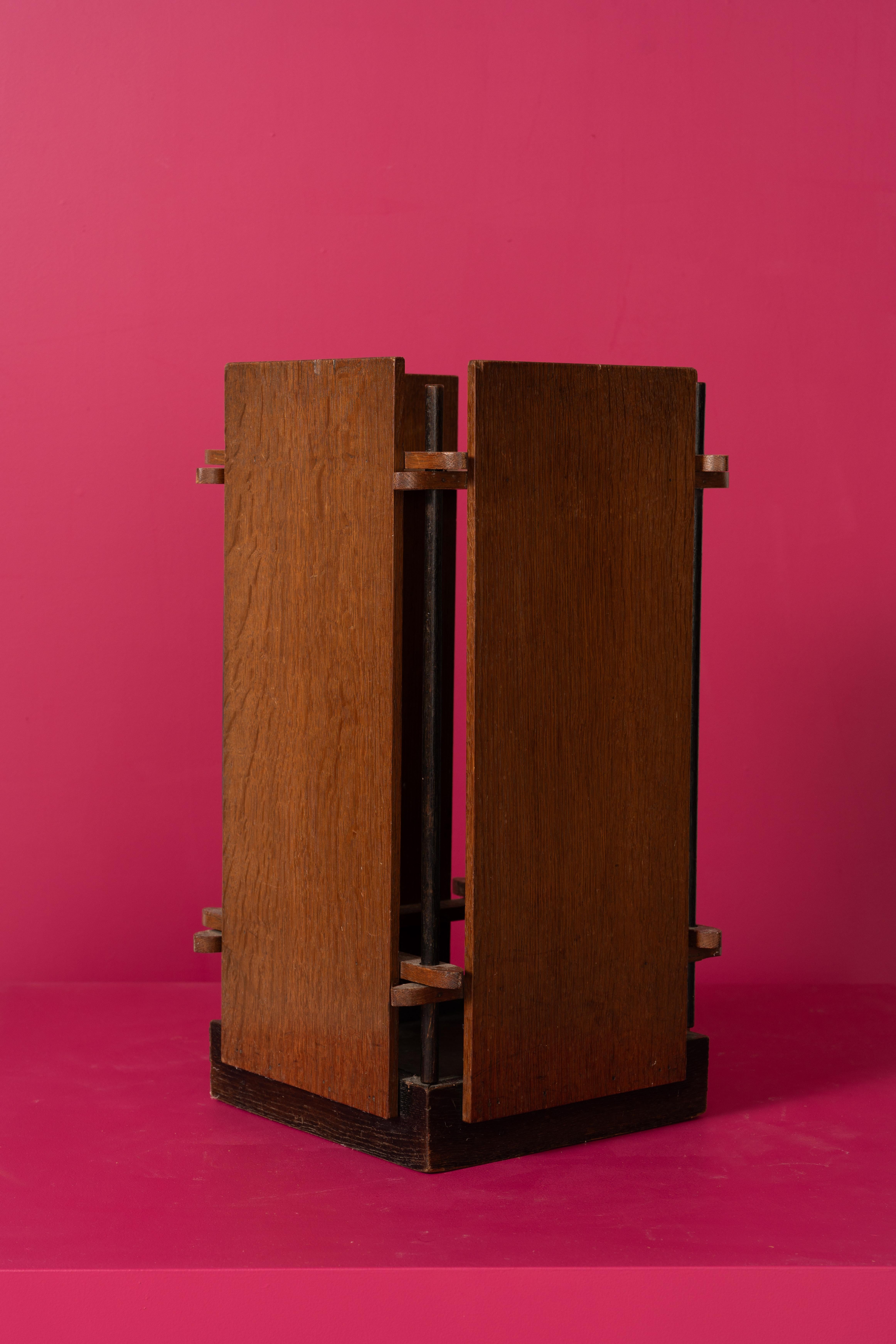 Un porte-parapluie unique conçu et fabriqué à la main dans le style de l'école d'Amsterdam dans les années 1930. Sa construction simple et visible joue un rôle clé dans la conception. Un bac de récupération en métal est incorporé pour recueillir
