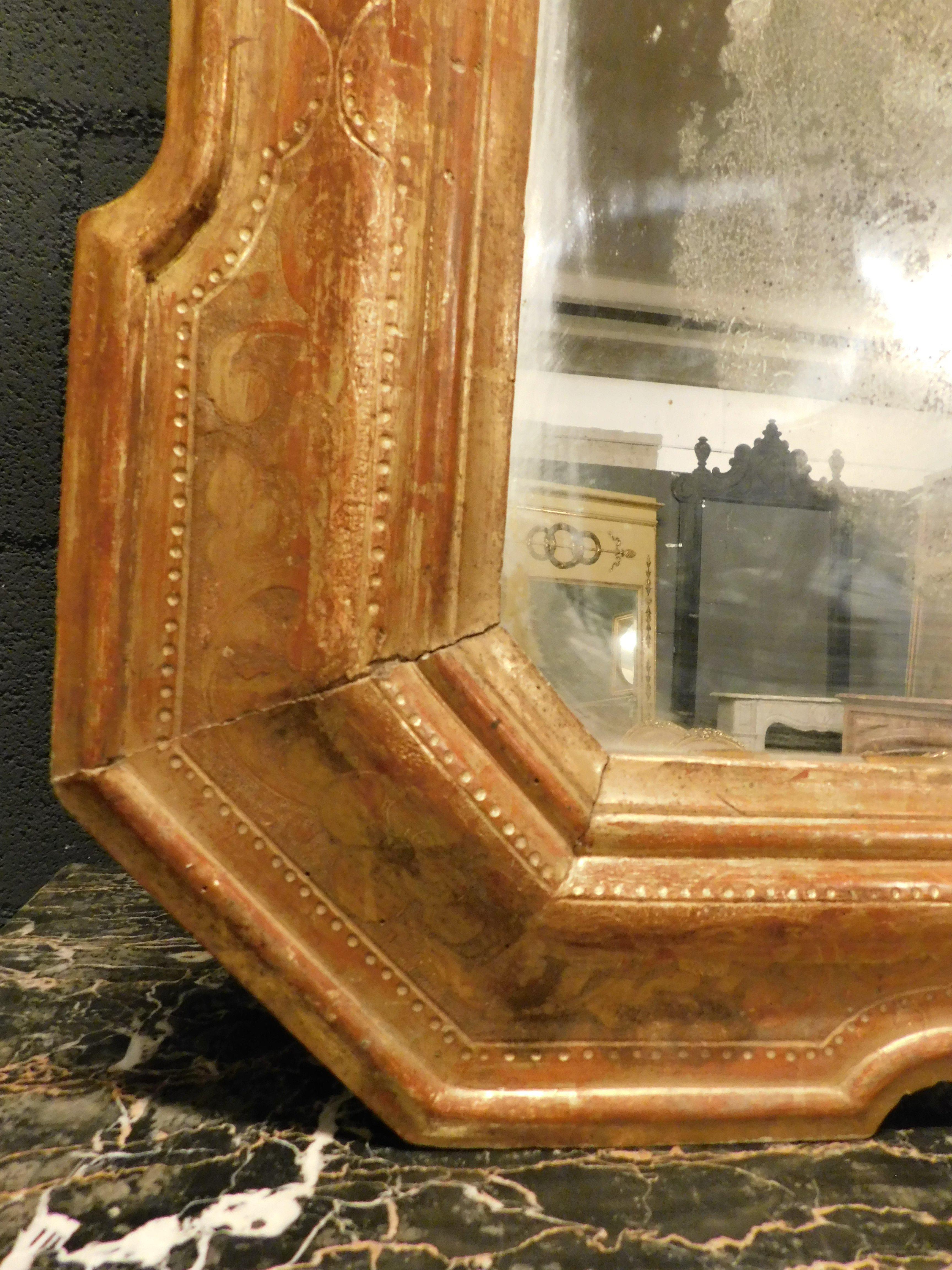 Specchio Umbertina in legno laccato e dorato, Italia in vendita 4