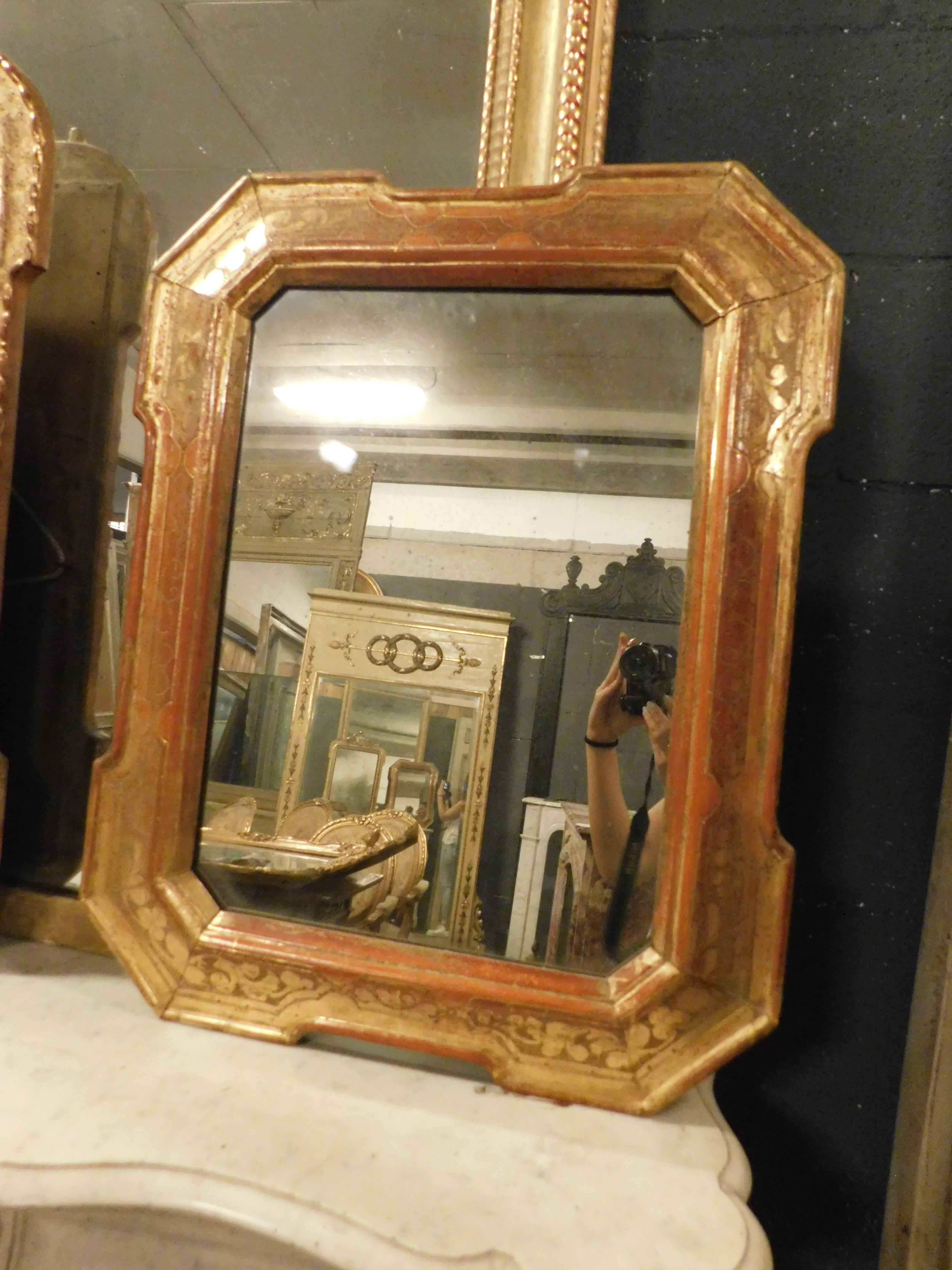 Antica specchiera Umbertina da parete in legno laccato e dorato, originaria dell'Italia, originale del XIX secolo. Misure cm L 58 x H 73