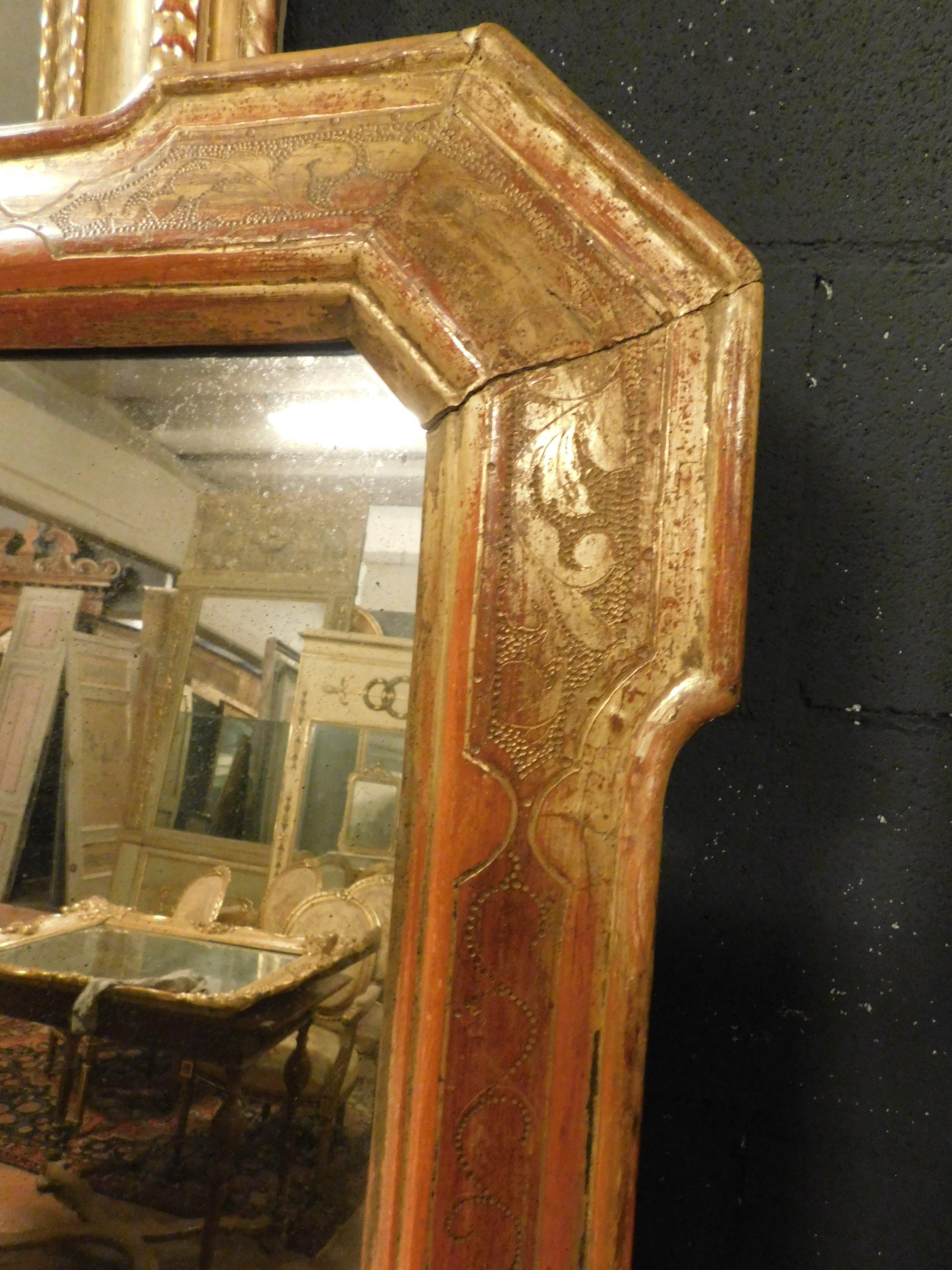 Specchio Umbertina in legno laccato e dorato, Italia In condizioni buone in vendita a Cuneo, Italy (CN)