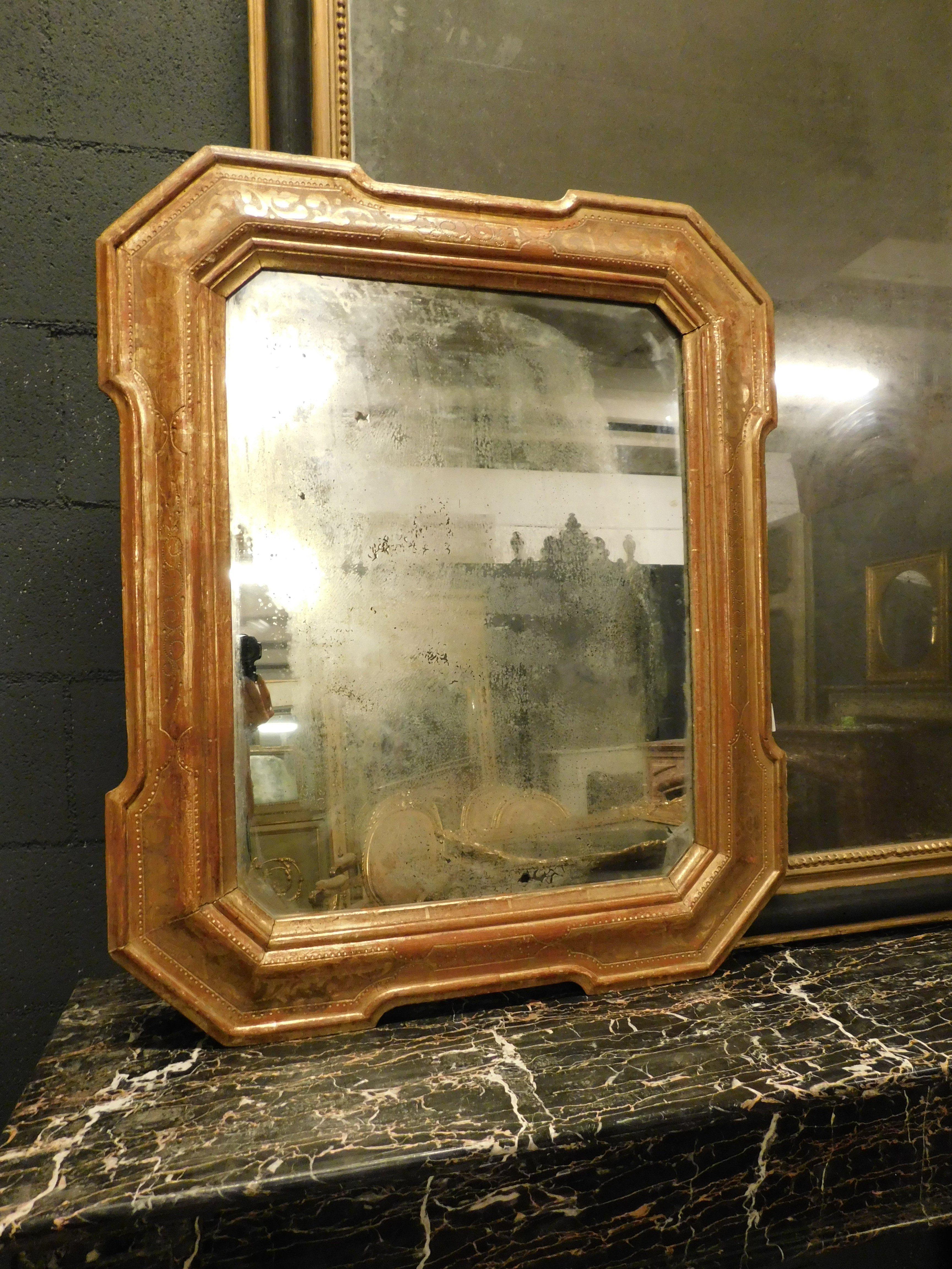 Specchio Umbertina in legno laccato e dorato, Italia in vendita 2