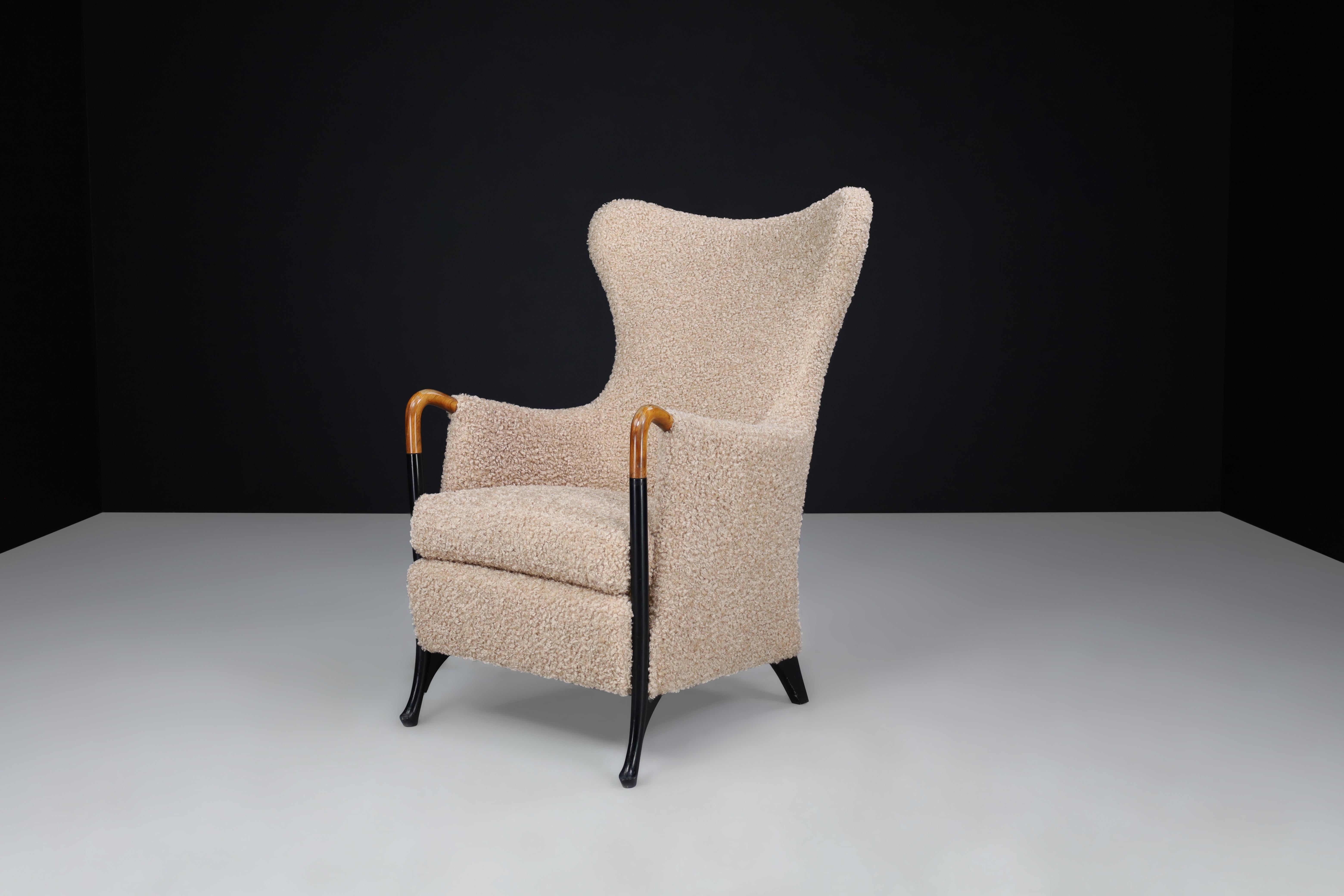 Umberto Asnago wingback chair for Giorgetti-Progetti, Italy, 1980s 

This is a beautiful wingback chair designed by Umberto Asnago for Giorgetti-Progetti in the 1980s. It has been upholstered with new fabric and features elegant curved wooden