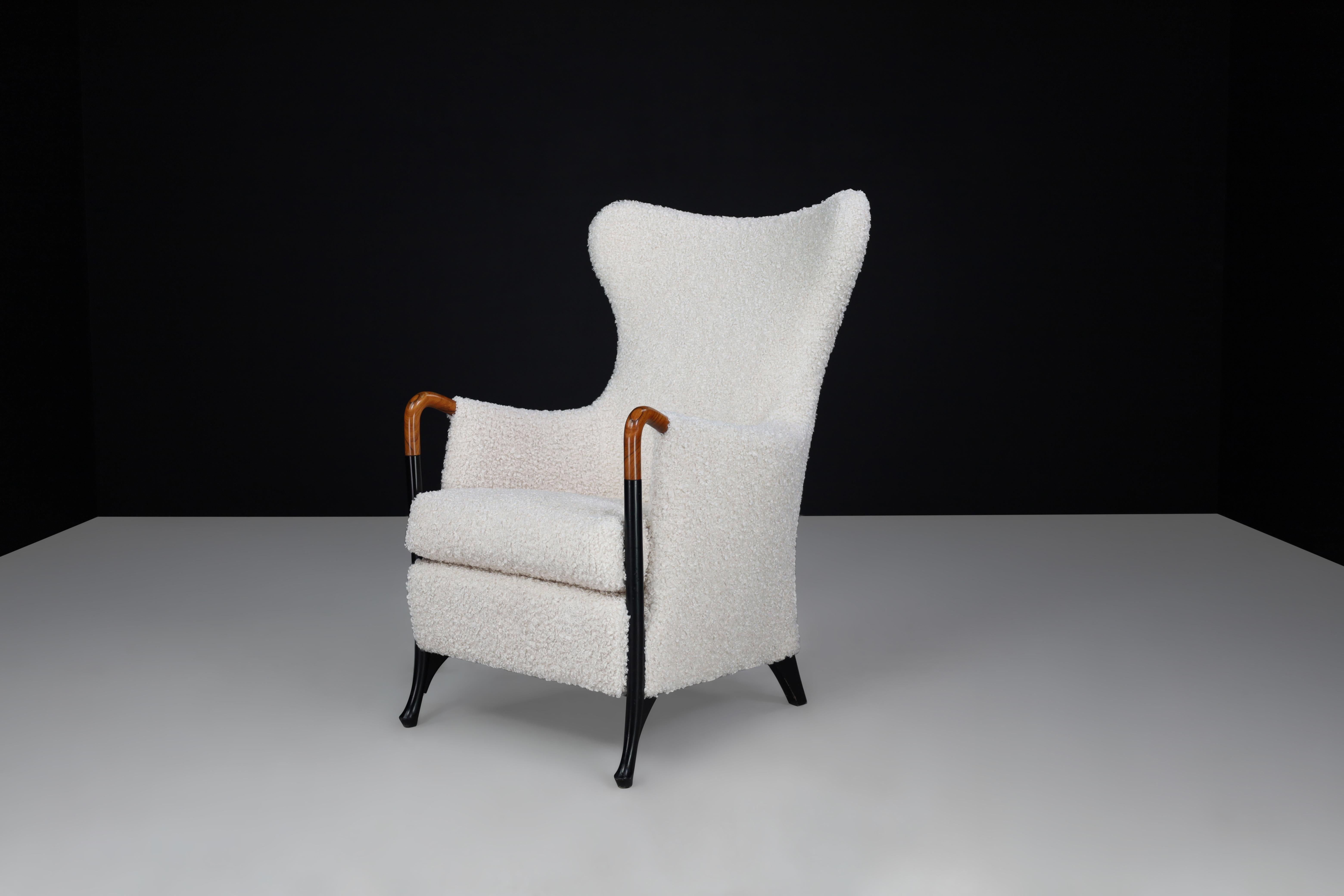 Umberto Asnago wingback chair for Giorgetti-Progetti, Italy, 1980s 

This is a beautiful wingback chair designed by Umberto Asnago for Giorgetti-Progetti in the 1980s. It has been upholstered with new fabric and features elegant curved wooden legs.