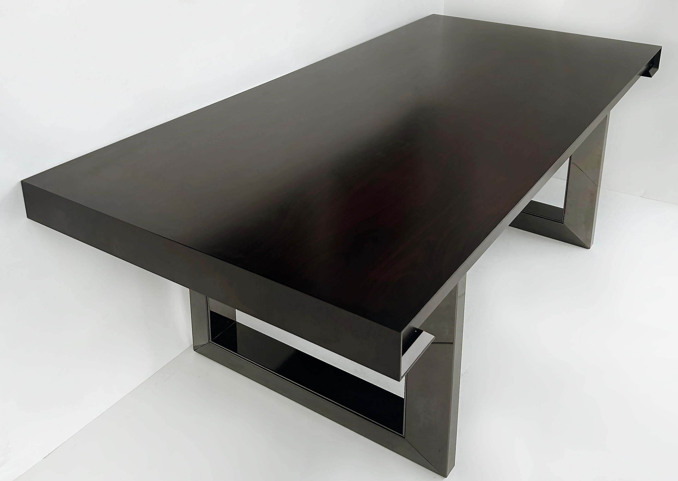 Umberto Asnago Table de salle à manger Mobilidea Bois de palissandre et garniture en métal armé

Nous proposons à la vente une table de salle à manger italienne en bois de palissandre foncé et garnitures en métal armé, conçue par Umberto Asnago pour