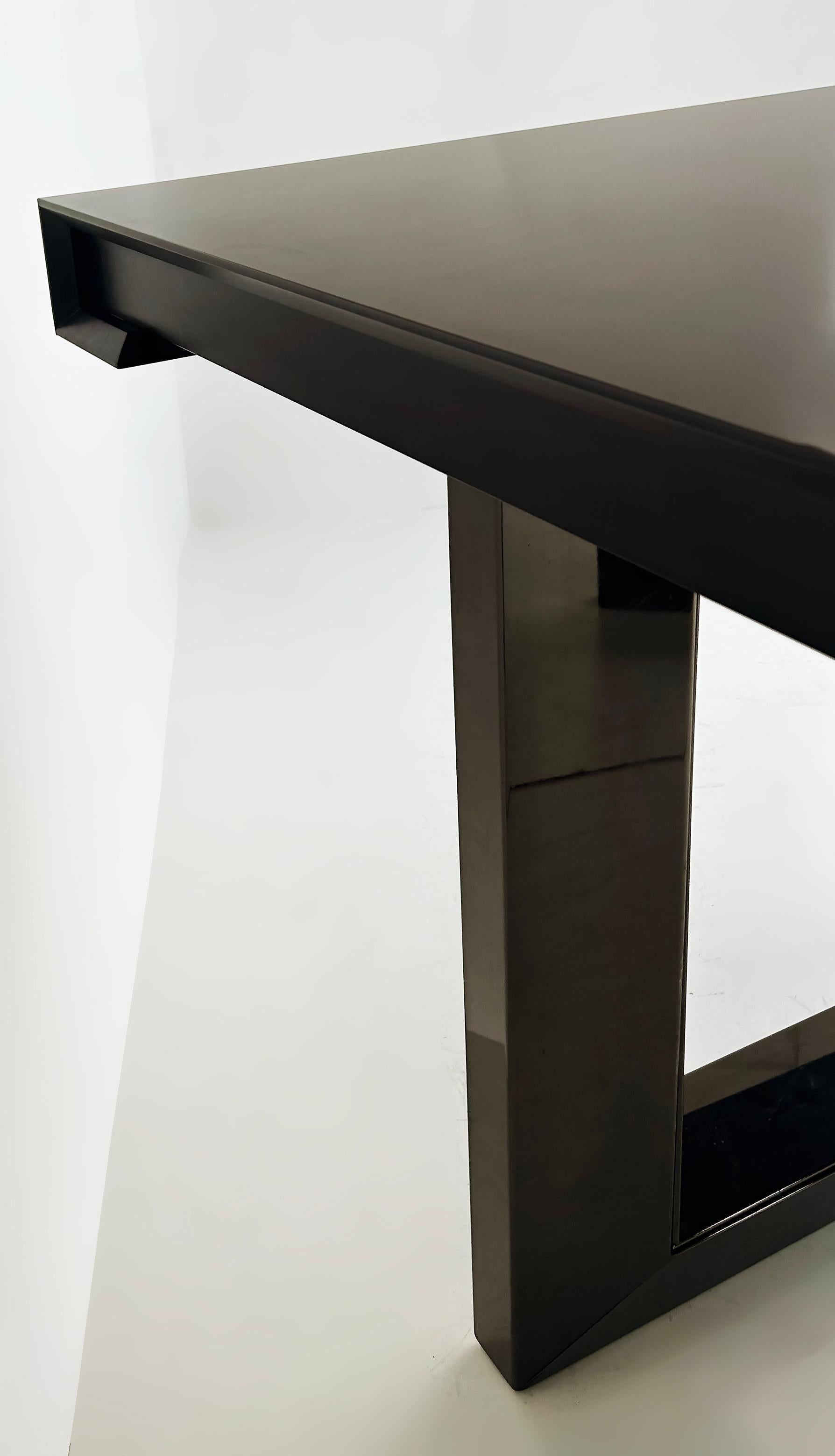 XXIe siècle et contemporain Table de salle à manger Umberto Asnago Mobilidea, bois de palissandre et garniture en métal à canon, Italie en vente