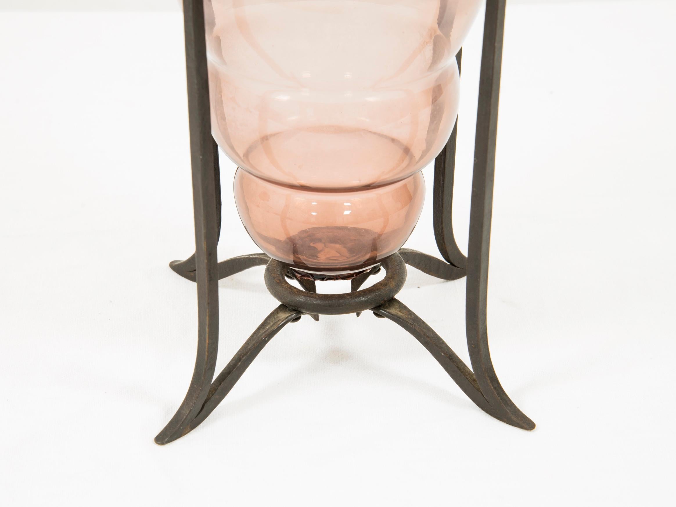 Umberto Bellotto
Vase
Pink glass, wrought iron
Italy, circa 1920
H 25 x D 18,5 cm

This piece has been published and references in the book : 