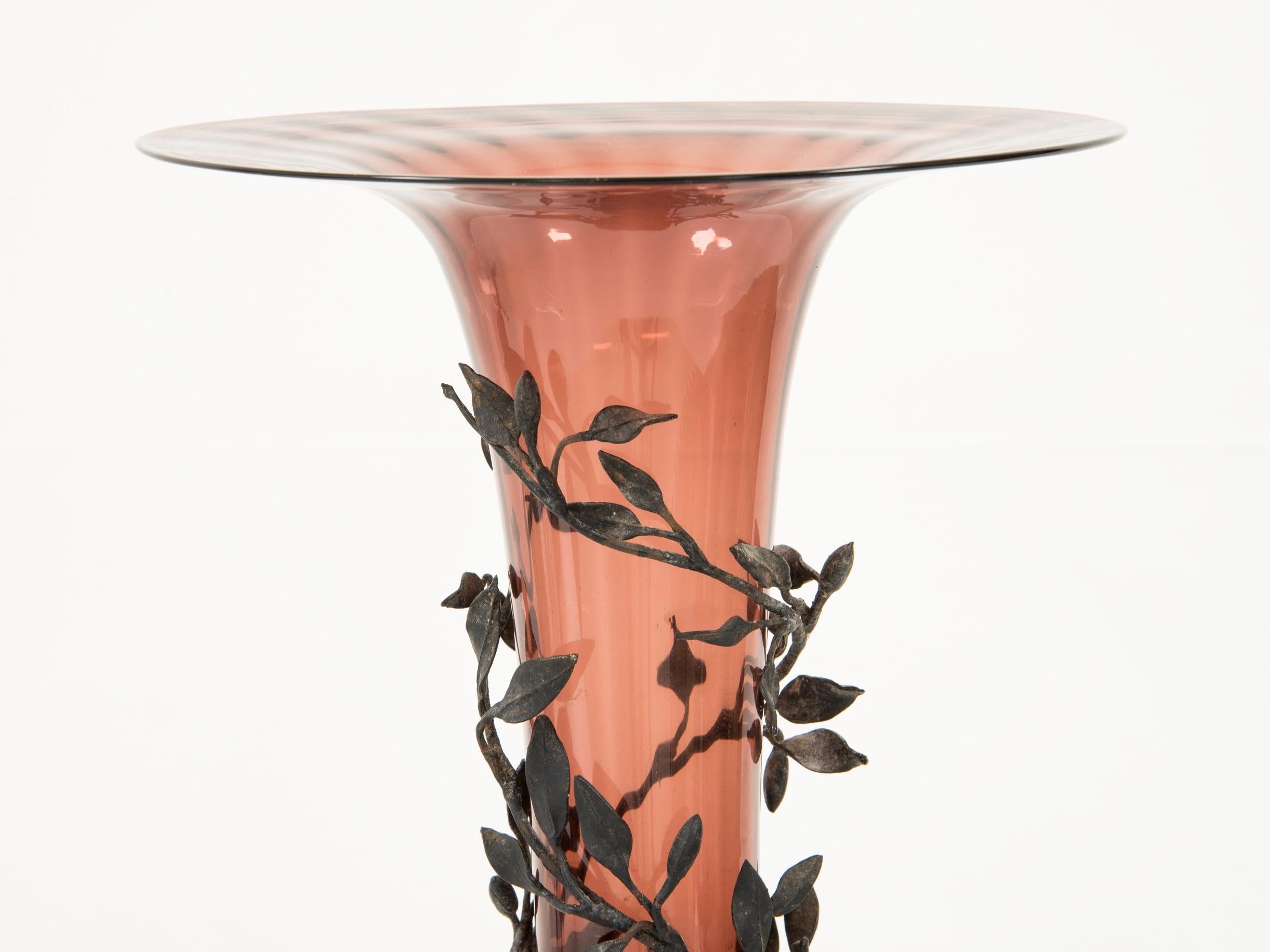 Umberto Bellotto
Vase
Blown glass and wrought iron
Italy, circa 1915
Measures: H 53 x D 27 cm

The work in wrought iron represents flowers and small leafs.