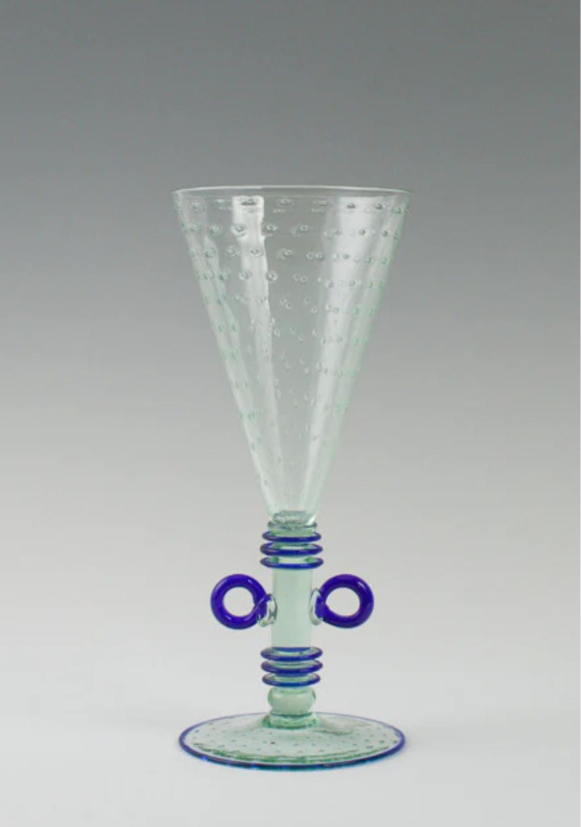 Umberto Bellotto. Vaso 1927
Prodotto da Barovier&Toso.
Vetro trasparente, con applicazioni in vetro colorato blu cobalto.
Il fondo è segnato:. Pauly & C. (etichetta del produttore).
H. 25 cm.
Condizioni eccellenti.
Dalla sala campioni di Pauly &. C.
