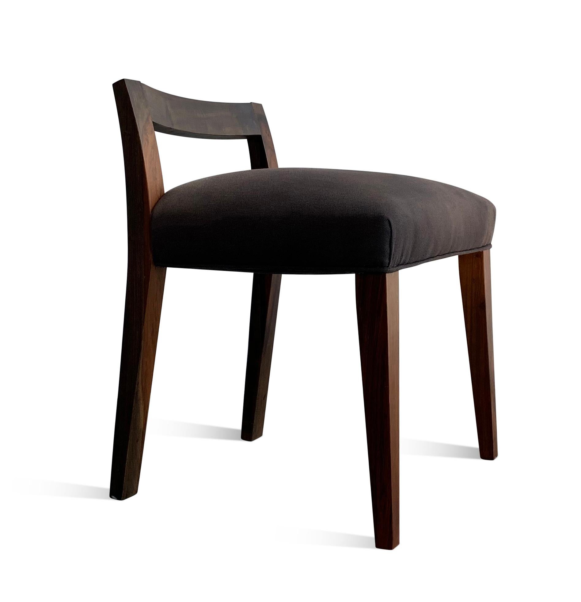 Mit einer Höhe von nur 25 Zoll bietet der Umberto-Stuhl einen eleganten und unaufdringlichen Stil. Seit seiner Einführung Mitte der 2000er Jahre ist er einer der am häufigsten nachgefragten Stühle von Costantini. Er ist in der Regel auf Lager und