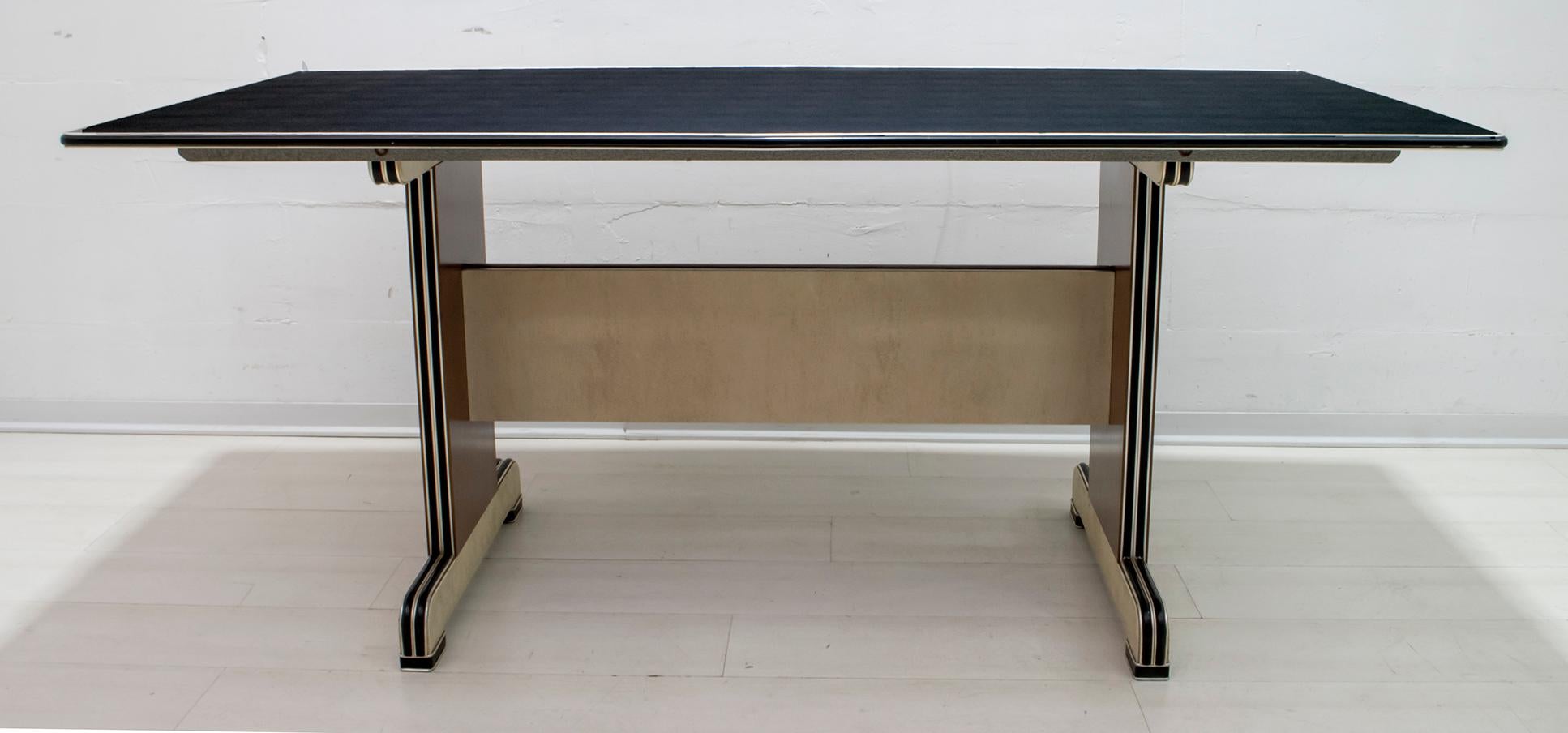 Table conçue par Umberto Mascagni de Bologne dans les années 1950. La structure est en bois européen massif, recouvert de vinyle crème et noir, avec de l'aluminium anodisé. Table utilisable à la fois comme table de salle à manger et comme table