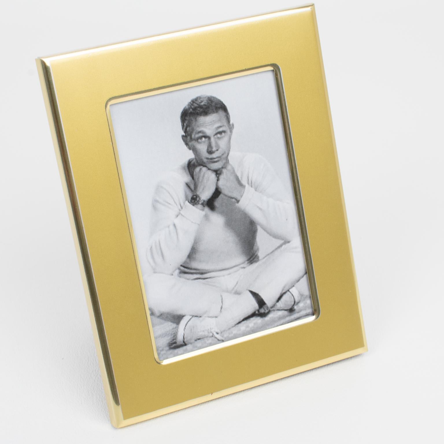 El diseñador italiano Umberto Mascagni, de Bolonia, diseñó este elegante marco de fotos hacia 1970. La pieza es de aluminio dorado con un dibujo esmerilado y forma geométrica. El respaldo y el caballete son una patente exclusiva de Mascagni, de