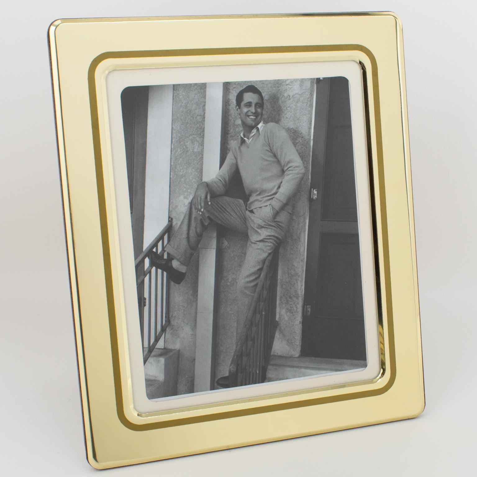 Der italienische Designer Umberto Mascagni aus Bologna hat diesen schönen Fotorahmen entworfen. Das Stück wurde um das Jahr 1970 in Italien angefertigt. Das Stück besteht aus glänzendem, vergoldetem Aluminium mit einem bronzefarbenen, geometrischen
