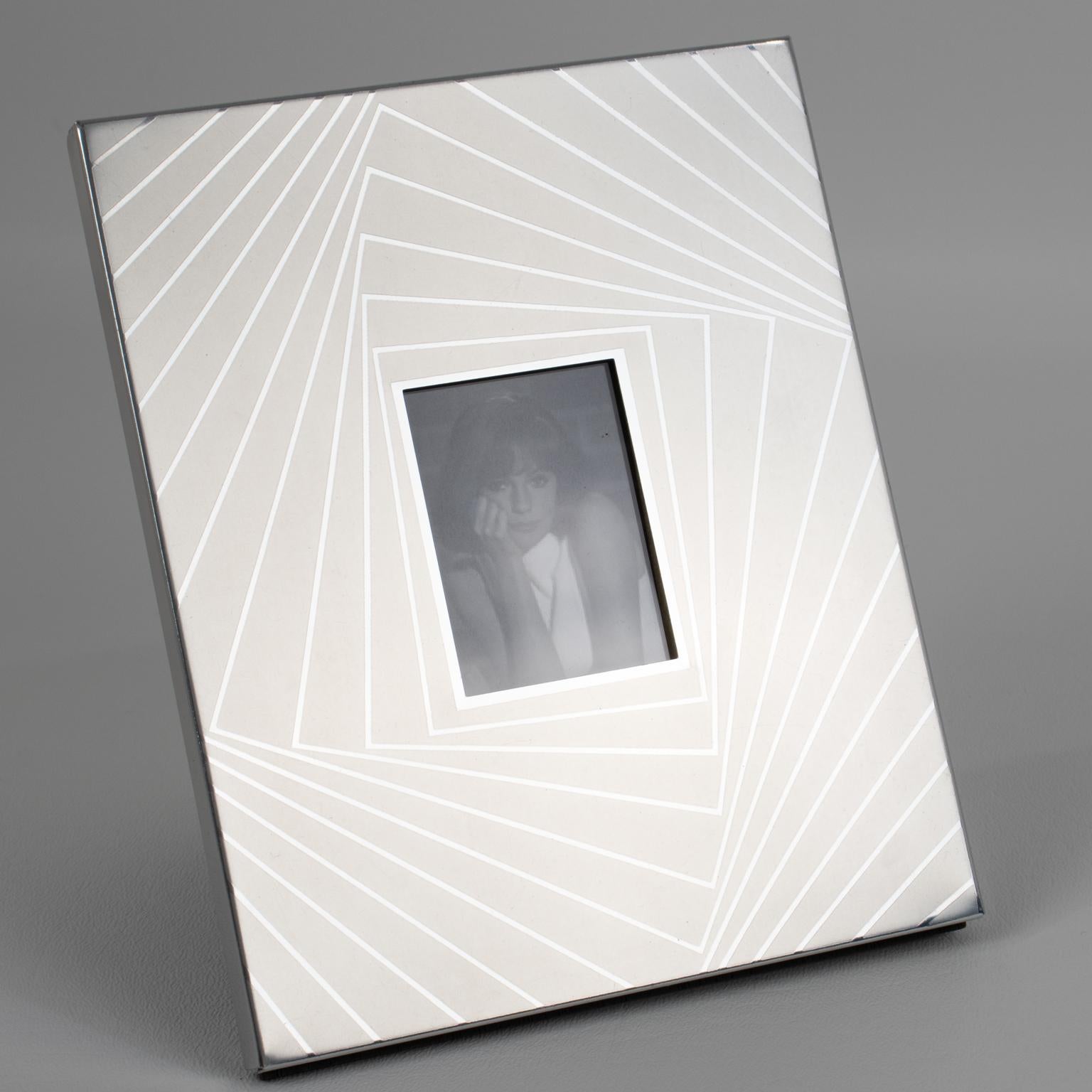 Der italienische Designer Umberto Mascagni aus Bologna entwarf diesen hypnotischen Fotorahmen in den 1970er Jahren. Das Stück besteht aus versilbertem Aluminium mit einem glänzenden und mattierten Muster und einem Sonnenstrahlendesign. Die Rückseite