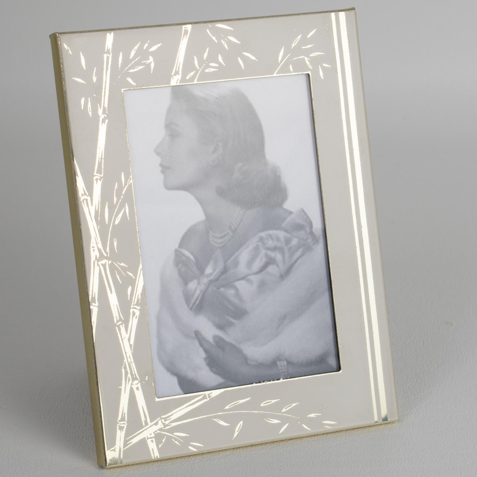 italien Cadre photo d'Umberto Mascagni en aluminium blanc et doré, Italie, années 1970 en vente