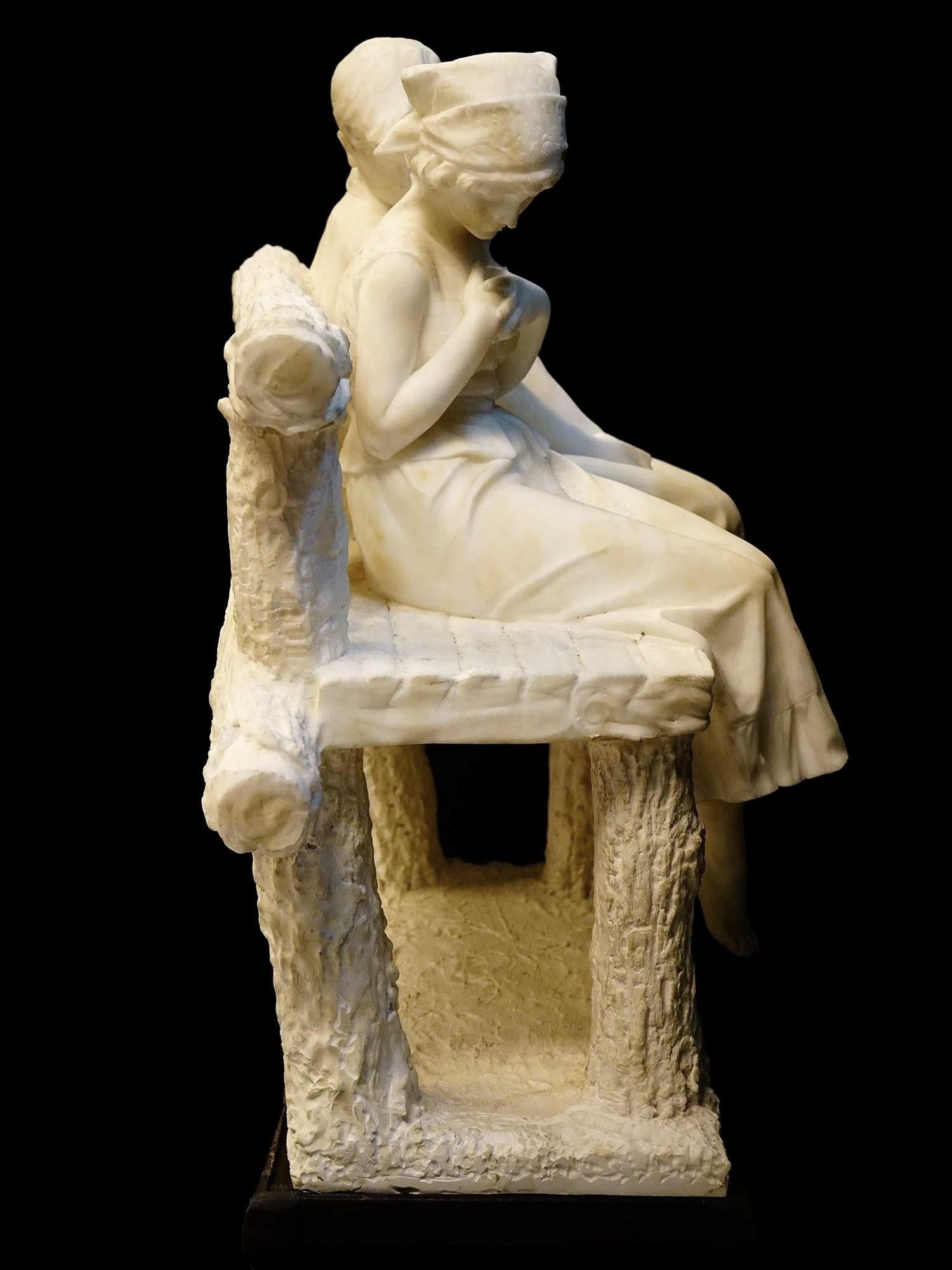 Belle sculpture en albâtre représentant un jeune couple assis sur un banc, attribuée au maître italien Umberto Stiaccini, actif entre la fin du XIXe et le début du XXe siècle.
Apparemment non signé.  26 x 22 x 14 1/2 pouces.
