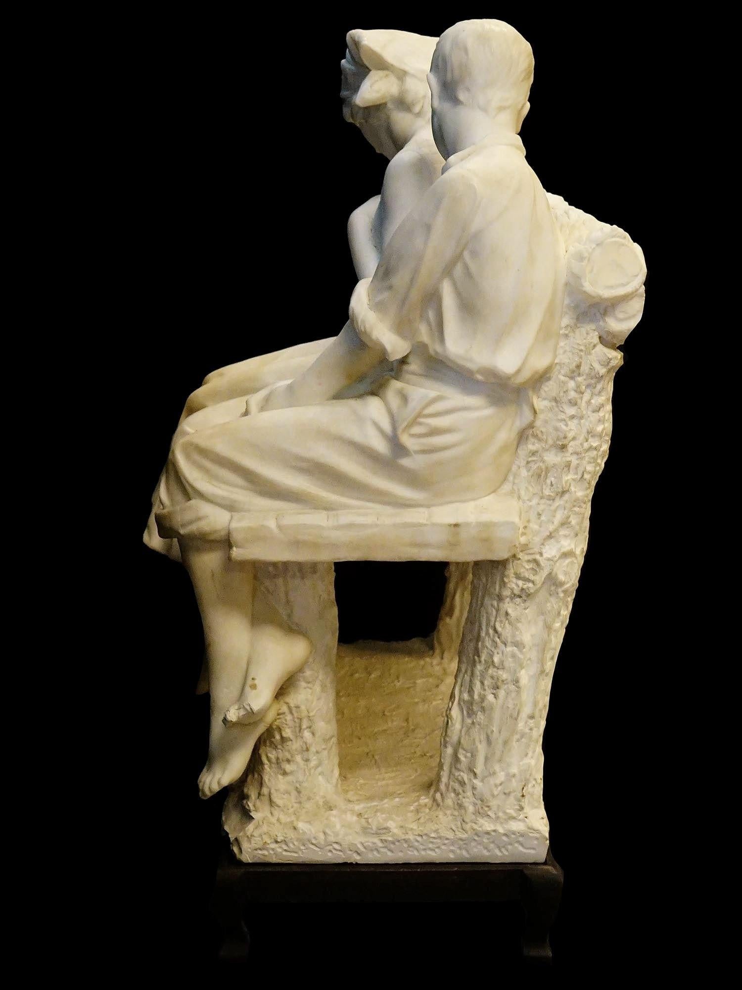 italien Sculpture en albâtre attribuée à Umberto Stiaccini représentant deux couples qui se disputent en vente