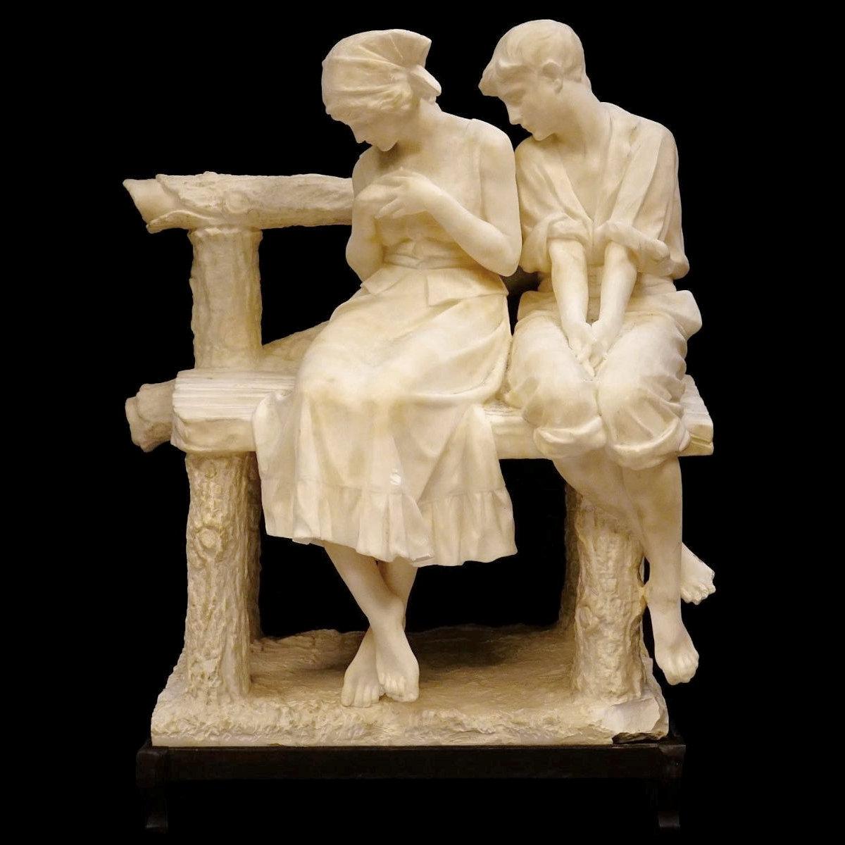 Sculpté à la main Sculpture en albâtre attribuée à Umberto Stiaccini représentant deux couples qui se disputent en vente