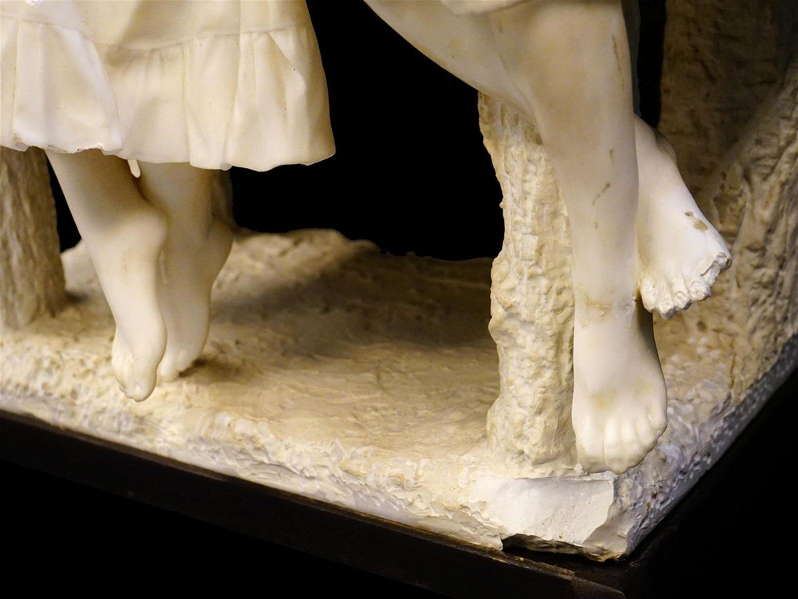 Umberto Stiaccini zugeschriebene Alabaster-Skulptur eines Beistellpaares im Zustand „Gut“ im Angebot in New York, NY