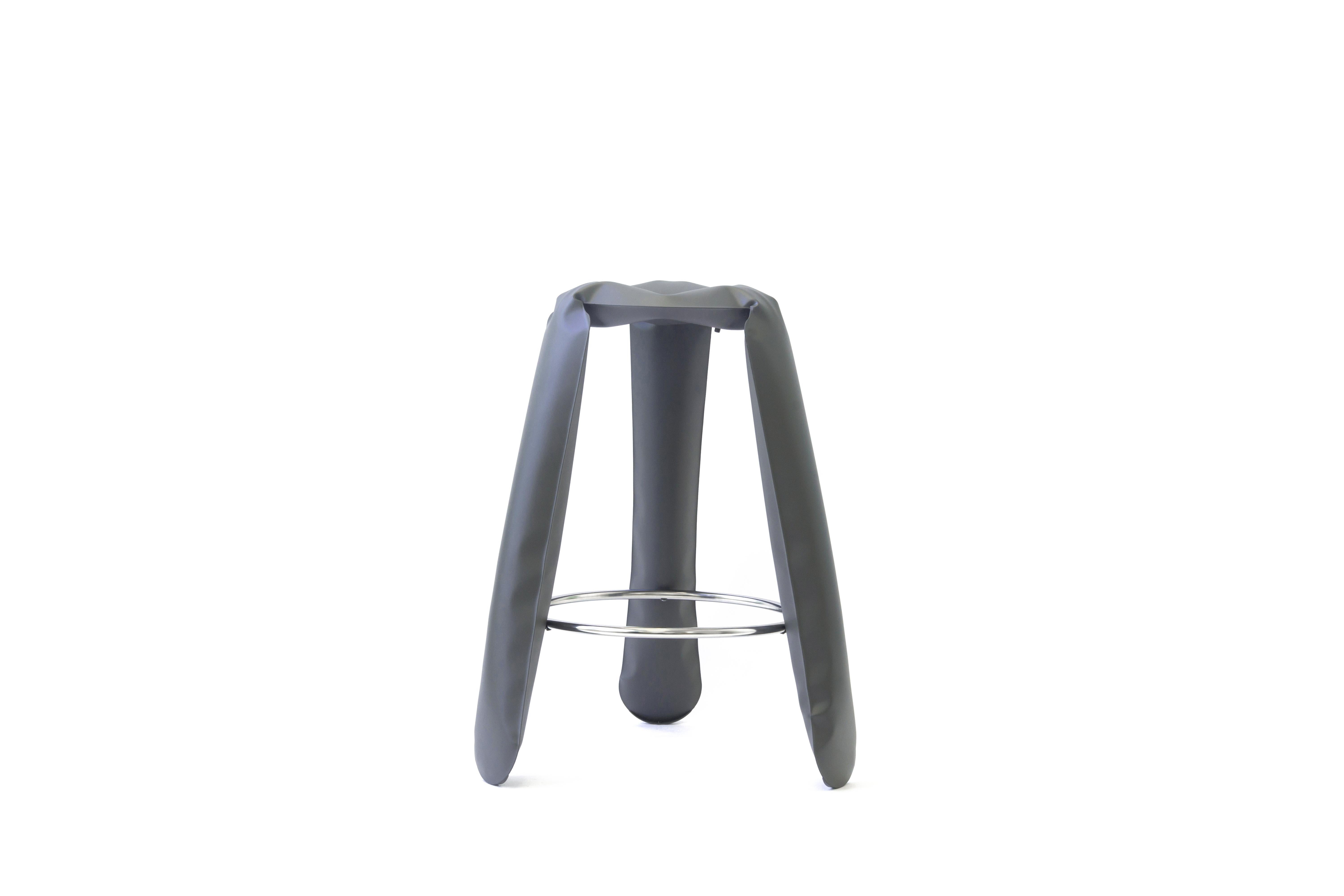 Tabouret de bar en acier gris Umbra Plopp de Zieta
Dimensions : D 35 x H 75 cm 
Matériau : Acier au carbone. 
Finition : Revêtement en poudre.
Disponible en couleurs : Beige, noir, blanc, bleu, graphite, mousse, gris umbra, or flamboyant et bleu