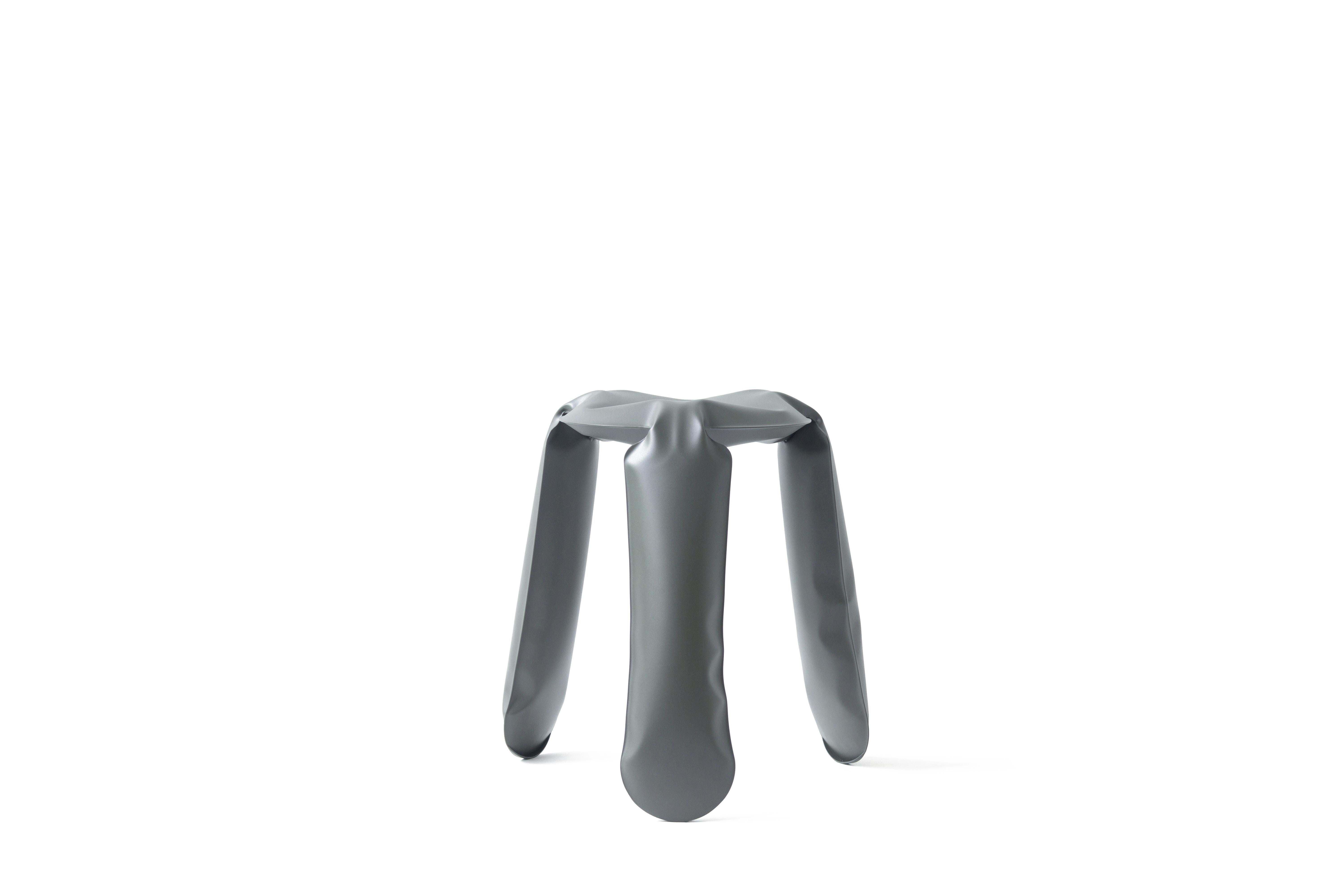 Umbra Standard Plopp-Hocker aus grauem Stahl von Zieta
Abmessungen: D 35 x H 50 cm 
MATERIAL: Kohlenstoffstahl. 
Ausführung: Pulverbeschichtet.
Erhältlich in den Farben: Graphit, Moosgrau, Umbragrau, Beigegrau, Blaugrau. Erhältlich in Edelstahl,