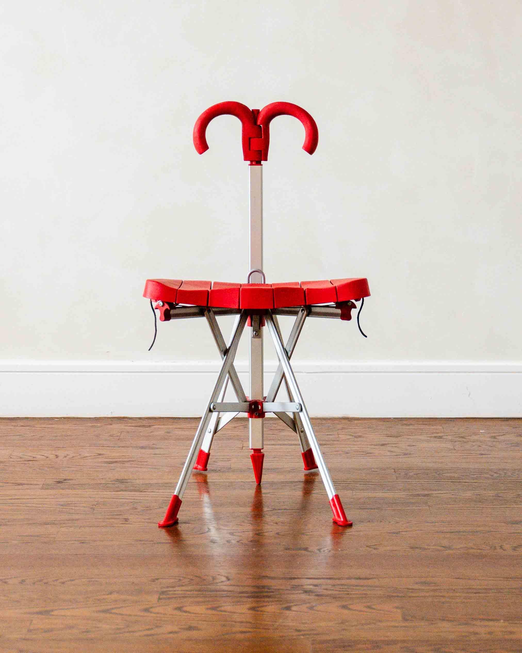 Disegnata da Gaetano Pesce e prodotta da Zerodisegno in plastica e alluminio, ogni sedia può essere chiusa e aperta con un meccanismo a scatto che ricorda un ombrello, da cui il nome di umbrella chair.