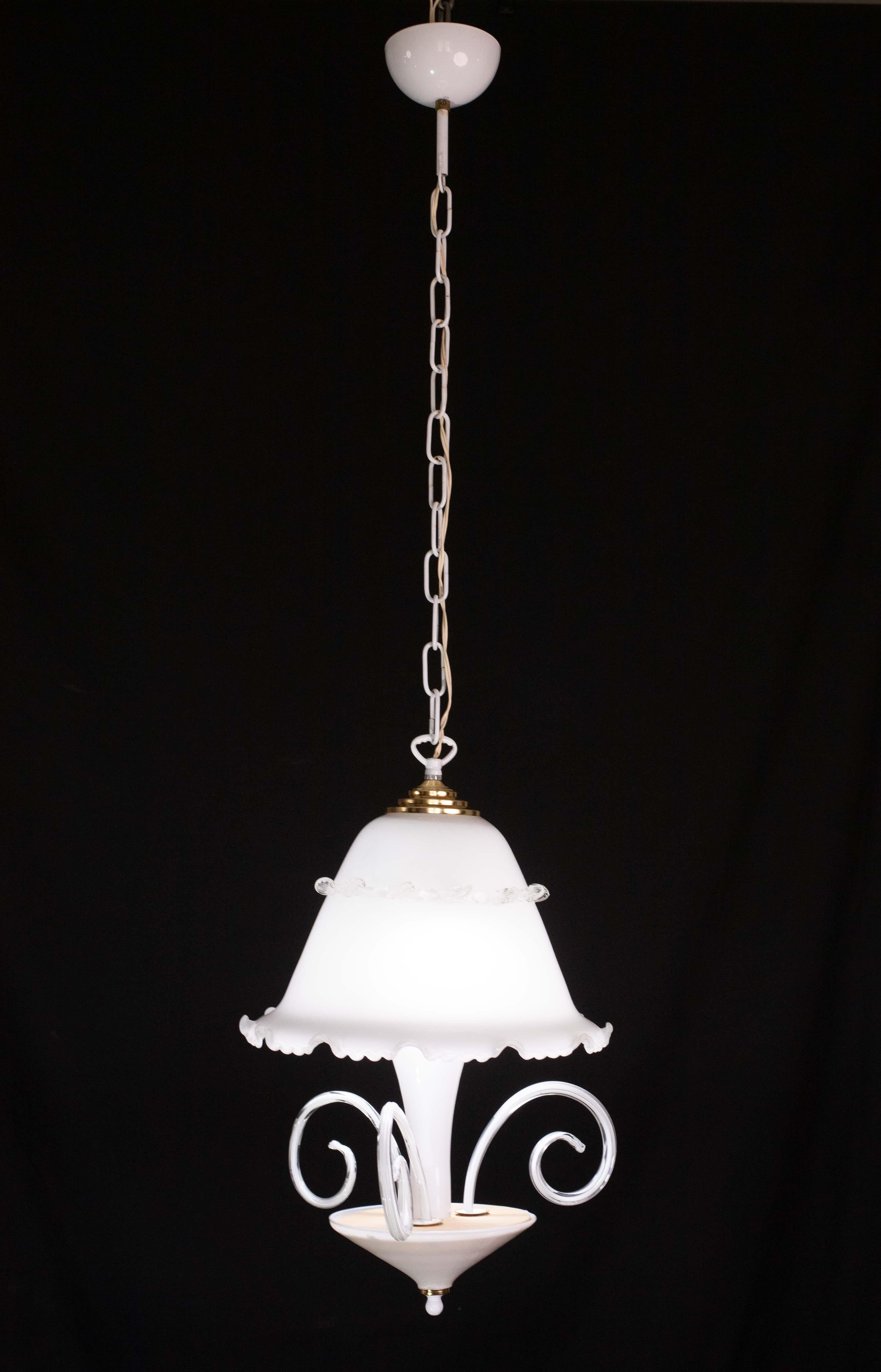 Grazioso lampadario in vetro di Murano bianco a forma di ombrello.

Monta 2 luci e14, possibilità di cablaggio per gli Stati Uniti.

Altezza con catena 110 centimetri, altezza senza catena 55 centimetri, diametro 28, possibilità di accorciare o