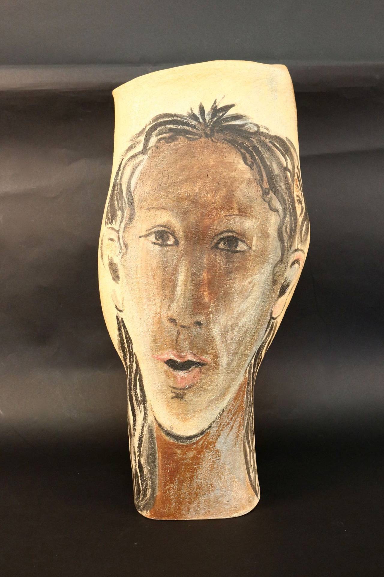 Regenschirmhalter oder große Vase, signiert Albert Poizat, 2002.
Auf dem handgefertigten Steingut sind auf jeder Seite des Objekts zwei Gesichter vom Künstler gemalt, die sich auf einem hellgelben Hintergrund abheben.
Die Innenseite ist schwarz