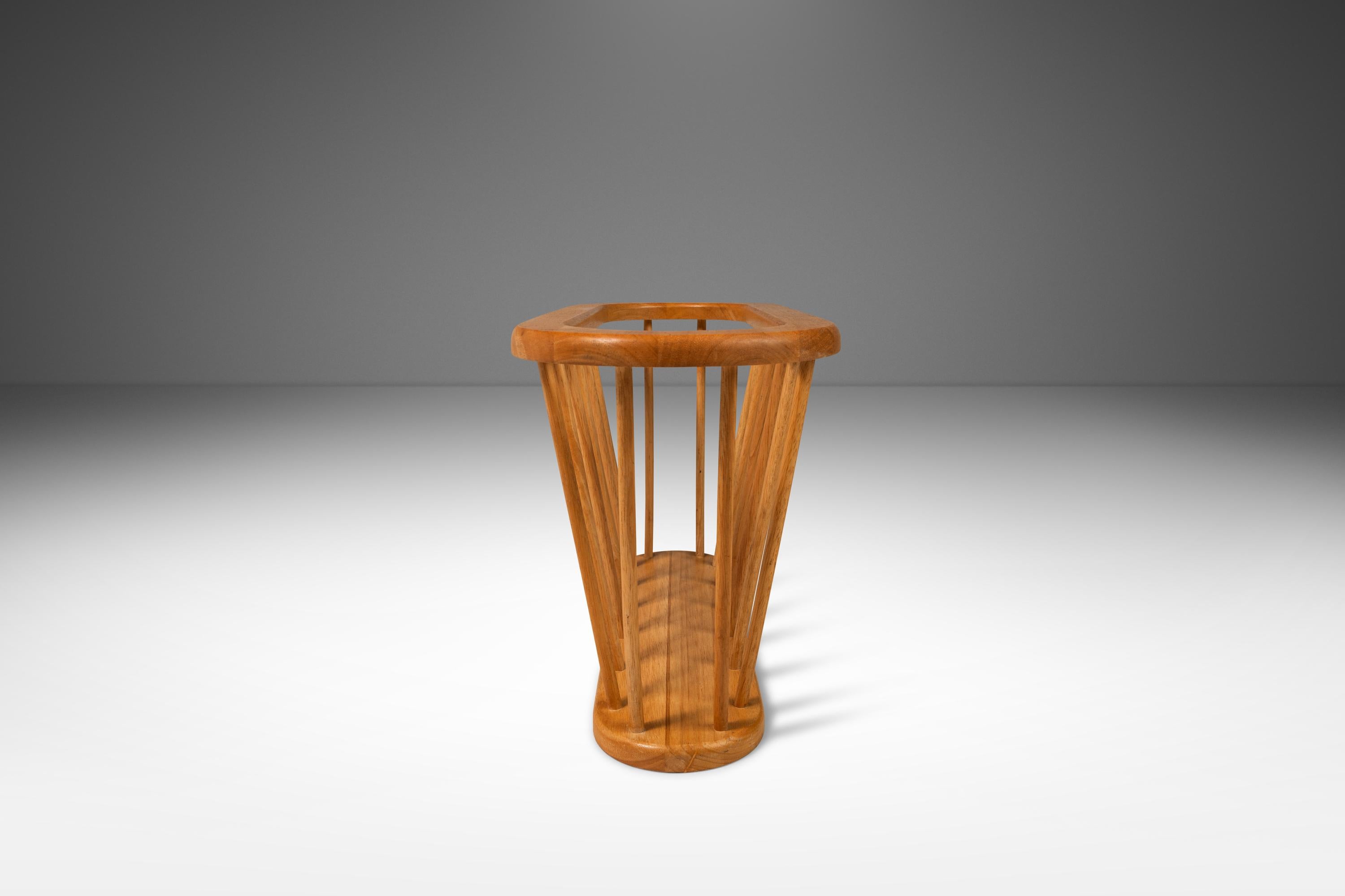 Voici un splendide porte-parapluie à la manière d'Arthur Umanoff. Taillé dans du frêne massif avec de superbes veinures, ce design classique allie la fonctionnalité à la sobriété des formes scandinaves, ce qui en fait le complément pratique idéal de