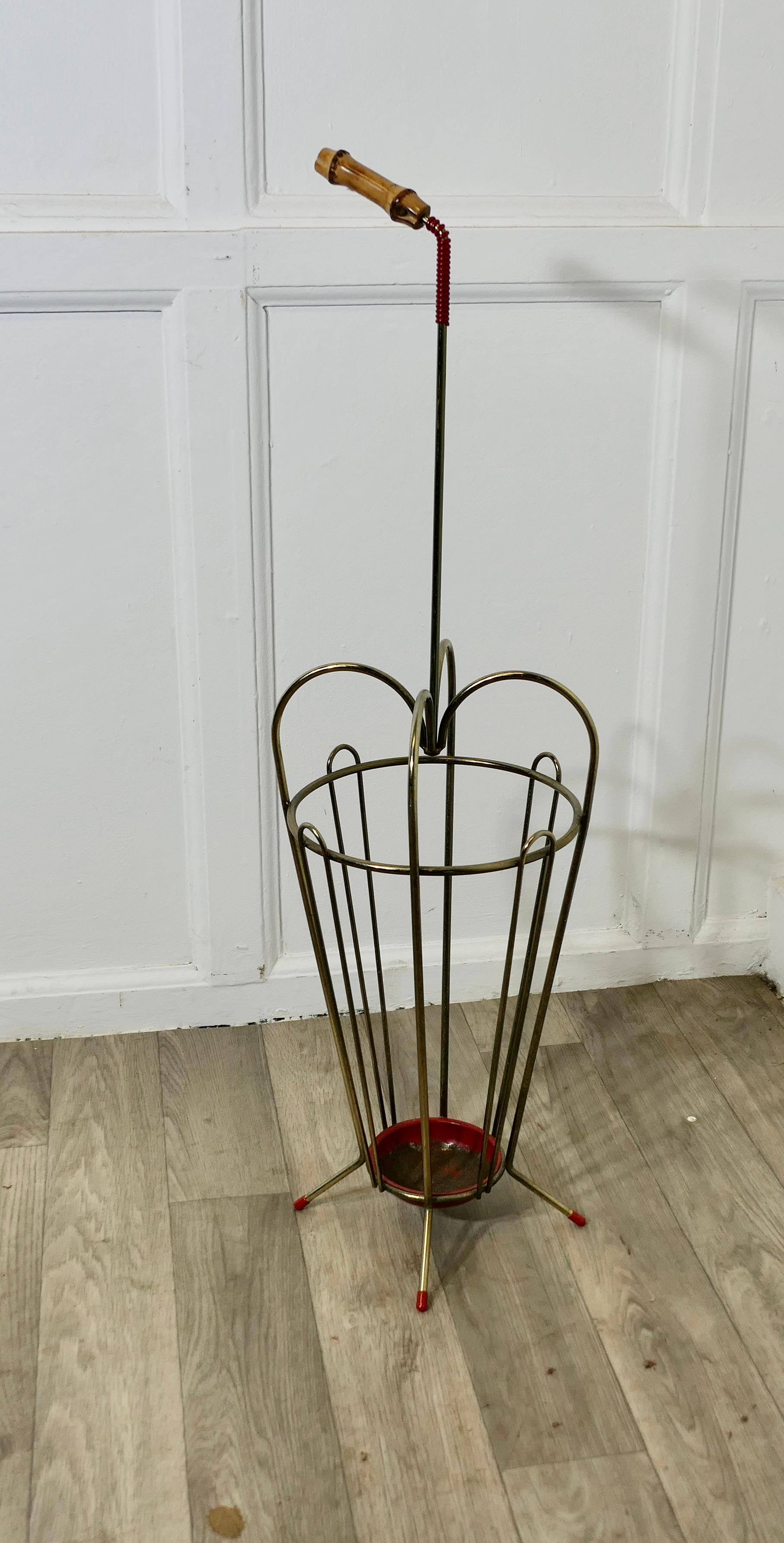 Stand parapluie en forme de parapluie, Retro Chic des années 1950 

Une pièce inhabituelle et attrayante, réalisée en laiton en forme de parapluie légèrement ouvert.
Le support est doté d'un bac de récupération, de pieds à la base et d'une poignée