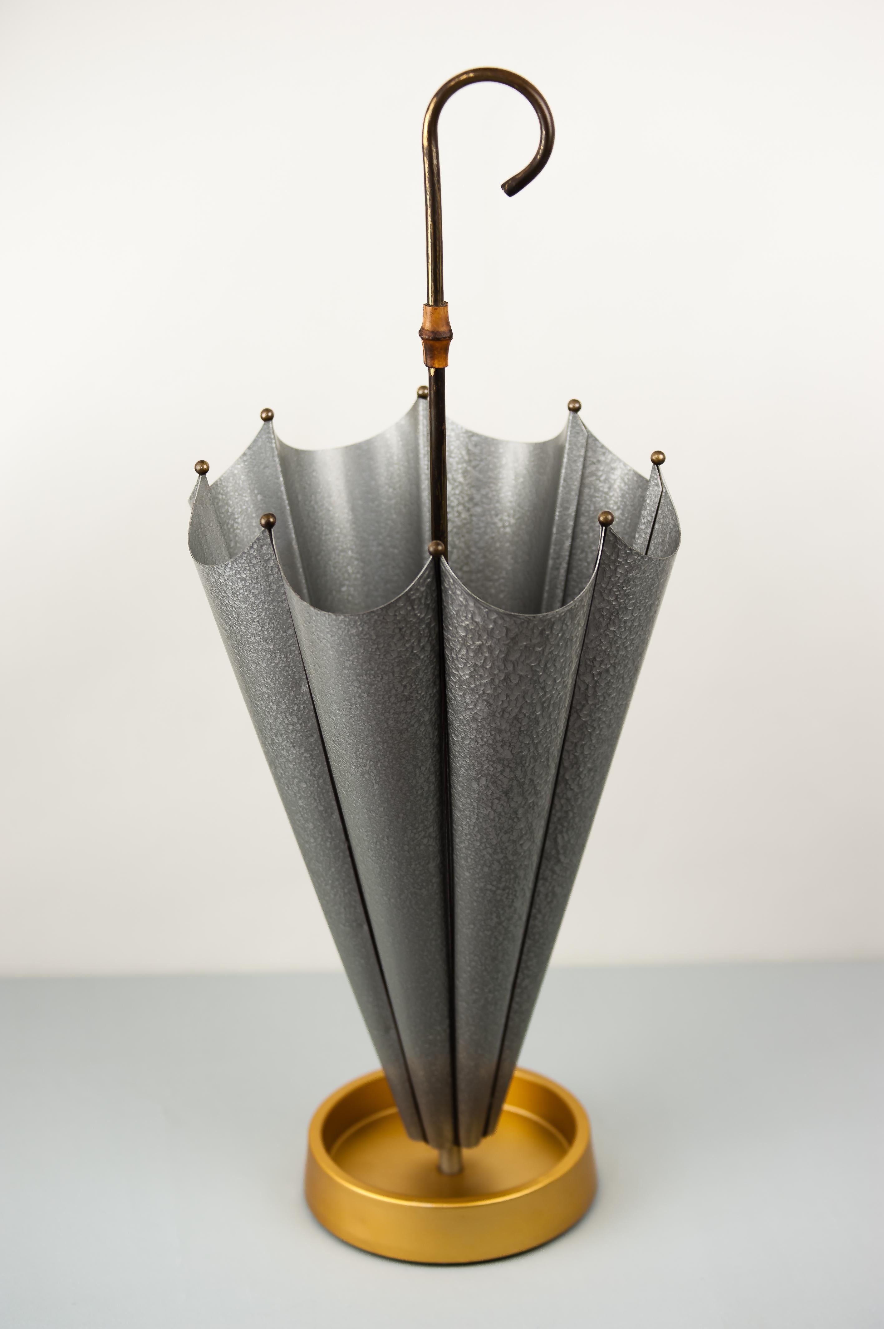 Charming umbrella stand from the 1950s, Italy, shaped like an umbrella, Mid-Century Modern.
Original condition.