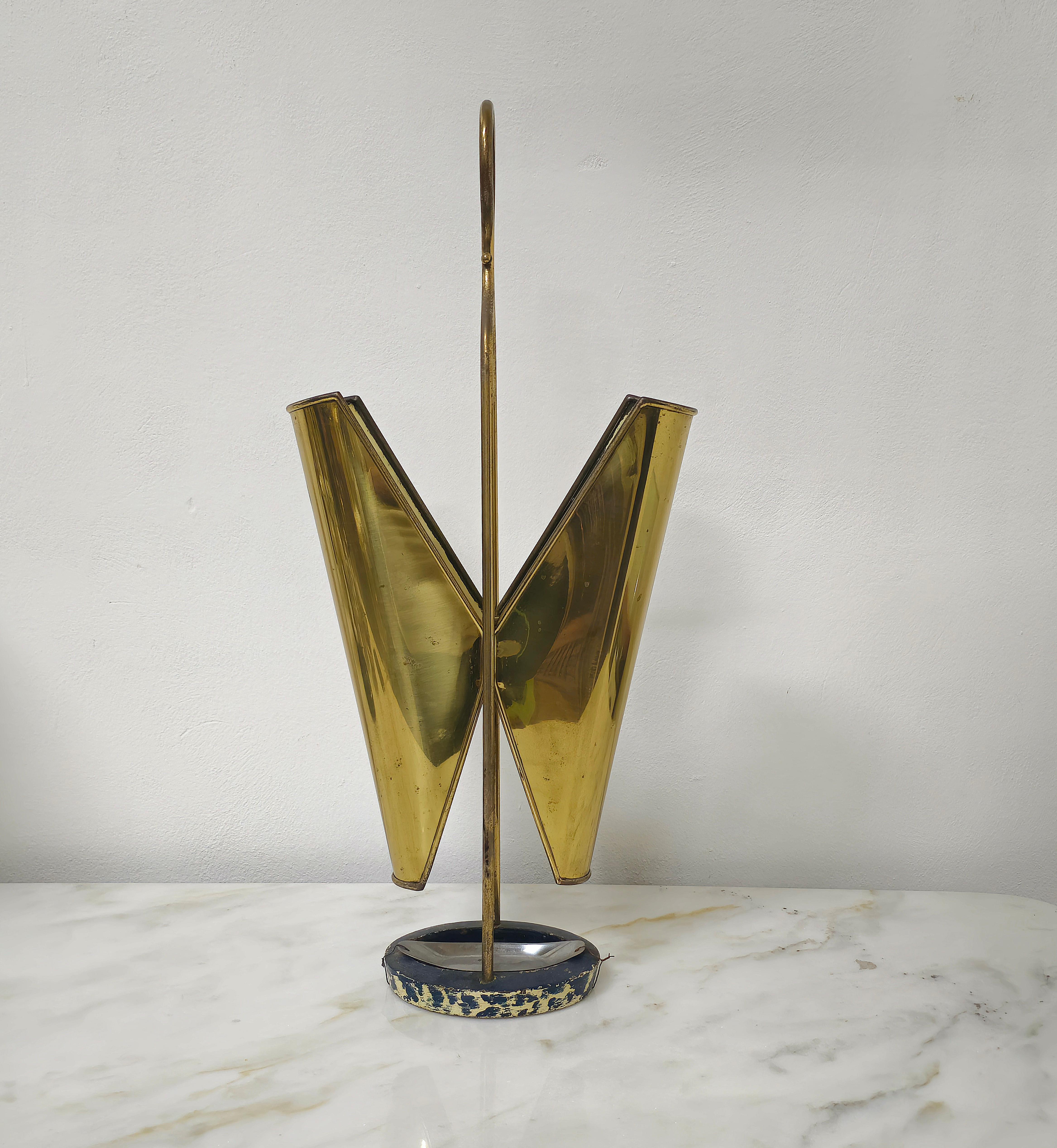 Umbrella stand with particular shapes made of brass with an oval-shaped base in enamelled metal. Made in Italy in the 1950s.


Note: We try to offer our customers an excellent service even in shipments all over the world, collaborating with one of
