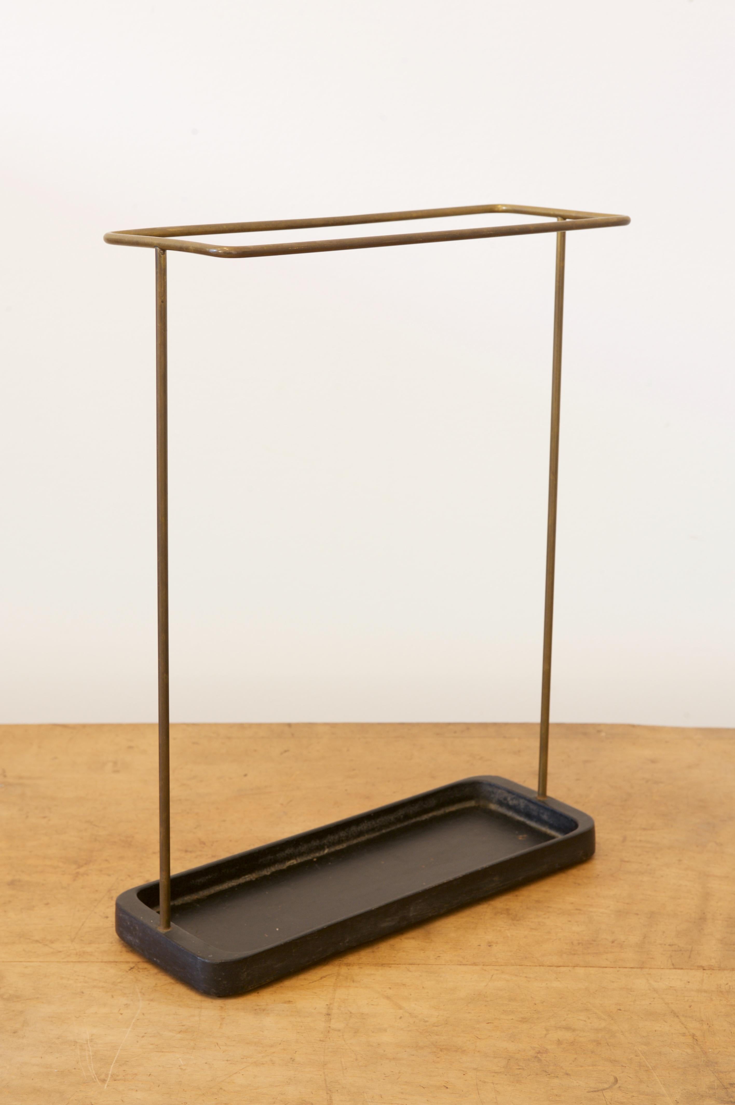 Elegant, Minimalist umbrella stand
designed 1950s by Werkstätte Hagenauer (Hagenauer Workshop)

Black painted iron cast base, brass
36.5 x 13 cm, H 47.5 / 14.37 x 5.12 in, H 18.7 in.

Good condition with minor traces of usage and aging.
 