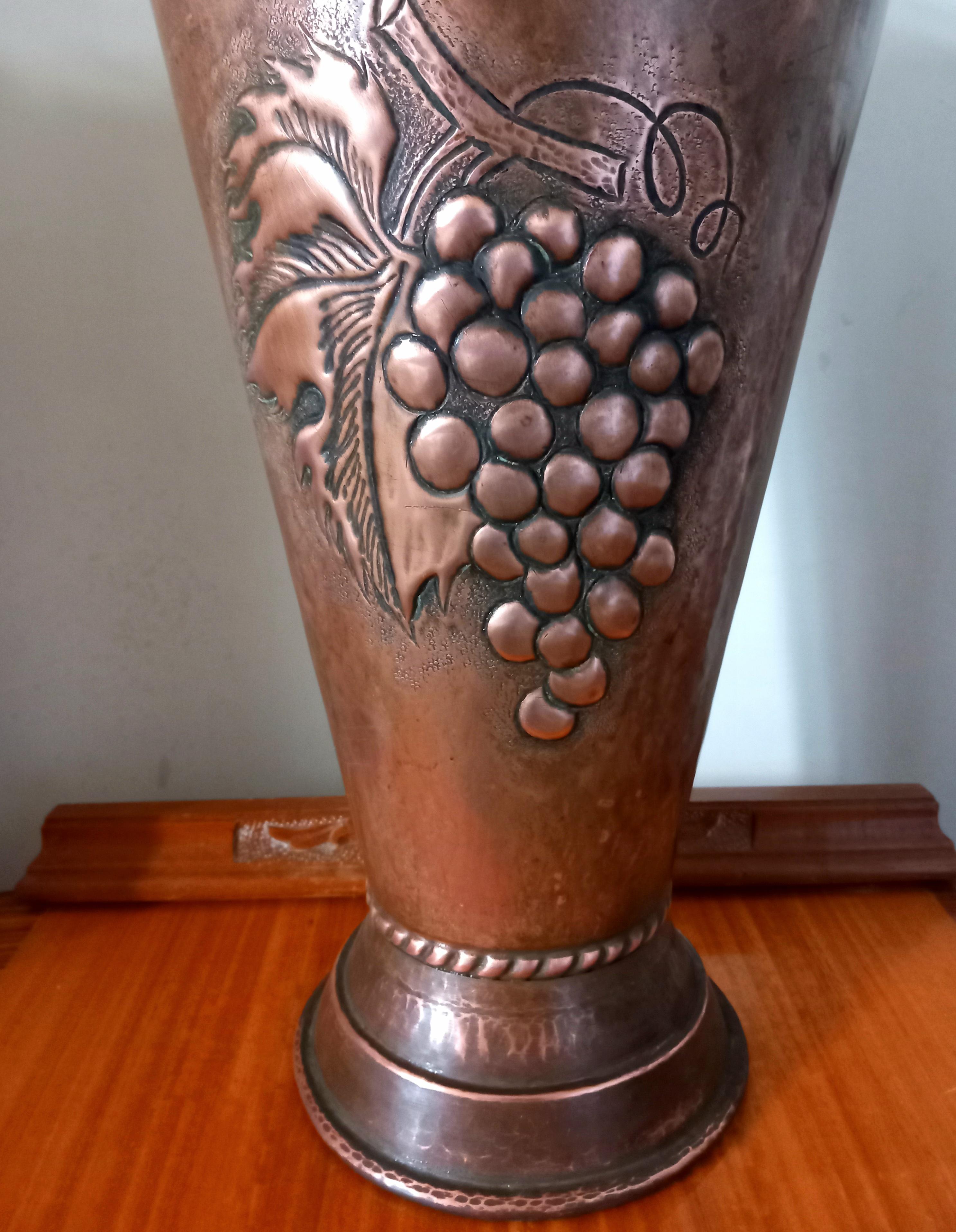 Copper Umbrella Stand, Hammered and With Embossed Bunch of Grapes  From Spain In Good Condition For Sale In Mombuey, Zamora